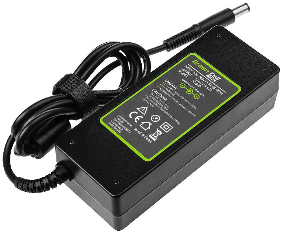 Schwarzes Netzteil mit Kabel und Stecker, grünem Aufkleber 'Green Cell', Hinweisen zur Spannung und Sicherheits-Symbolen.