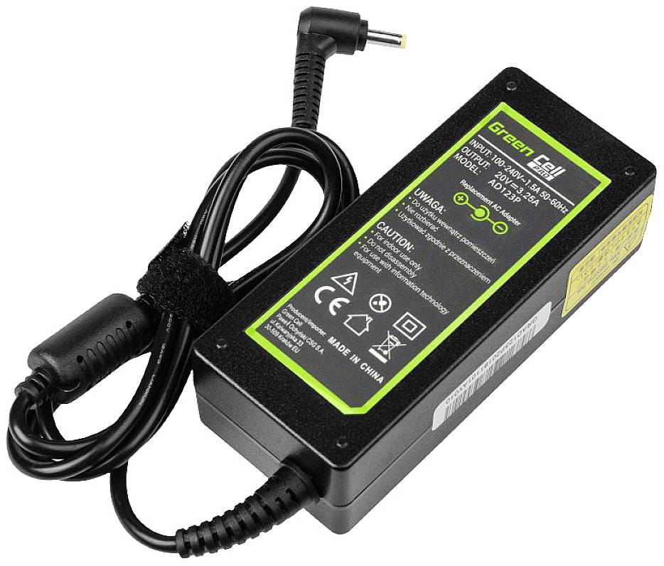 Ein schwarzes Netzteil mit einem grünen Aufkleber, der technische Spezifikationen zeigt, einschließlich Spannung und Stromstärke.