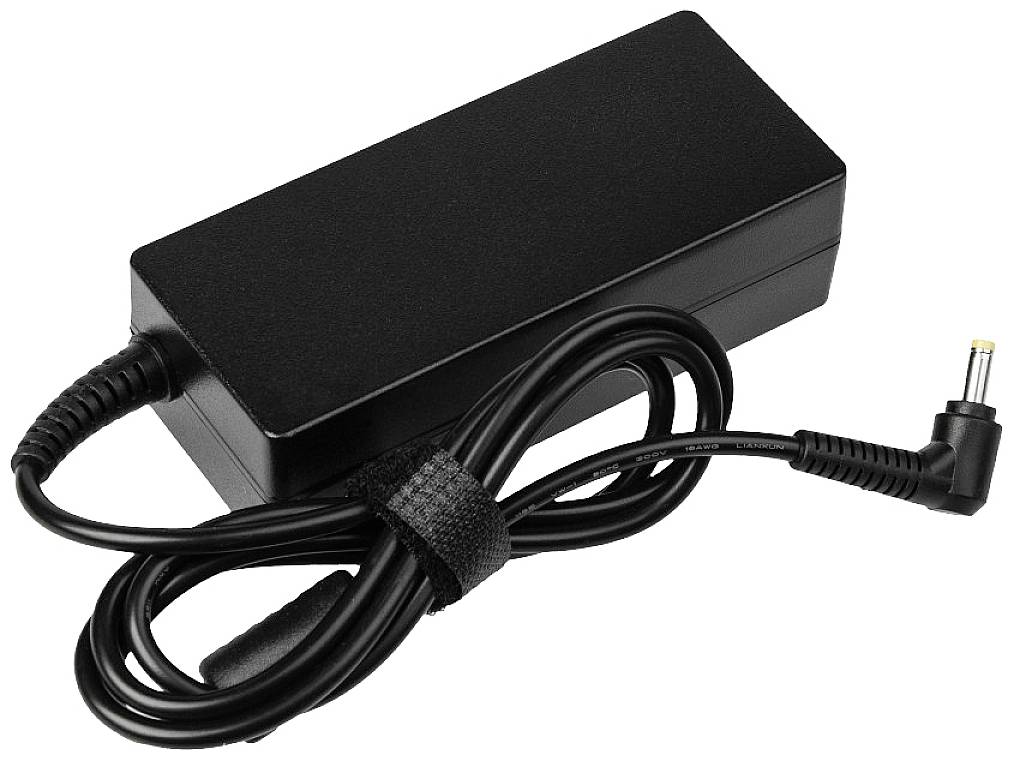 Schwarzes Netzteil mit einer fest verbundenen Kabel, das in einem rechten Winkel endet, für elektronische Geräte.