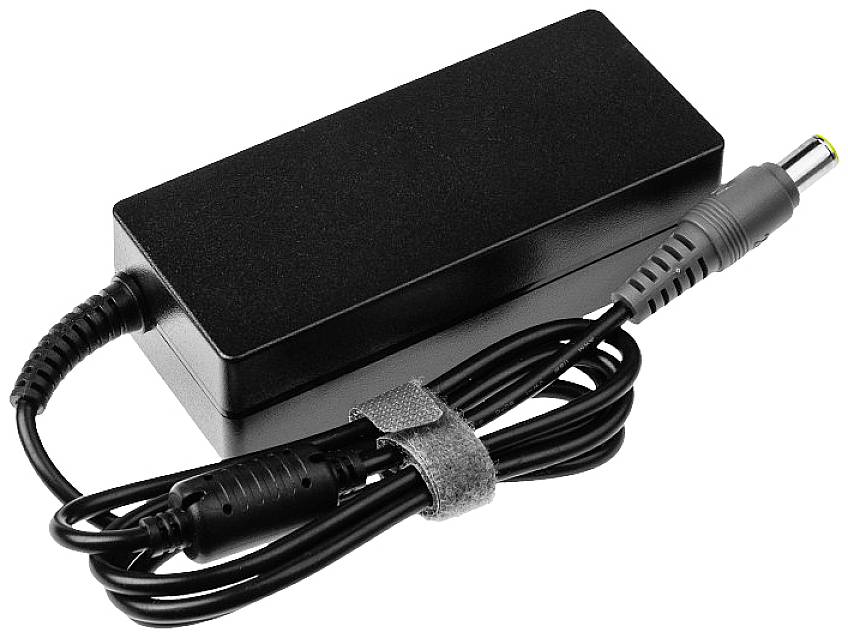 Schwarzes Netzteil mit Kabel, zusammengebunden mit einem Klettverschluss, auf weißem Hintergrund.