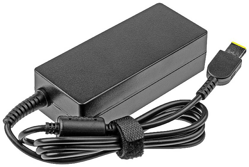 Ein rechteckiges, schwarzes Laptop-Netzteil mit einem Kabel, das an einem Ende einen Stecker hat.