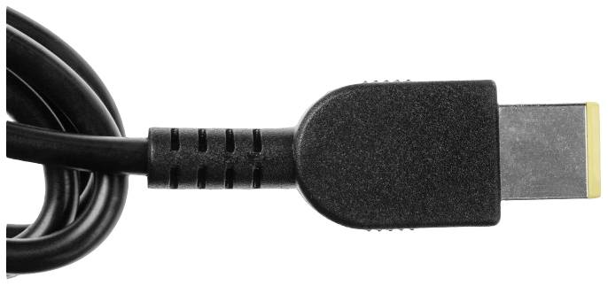 Nahaufnahme eines schwarzen HDMI-Kabels mit einem rechteckigen Stecker, das für die Übertragung von Audio- und Videosignalen genutzt wird.