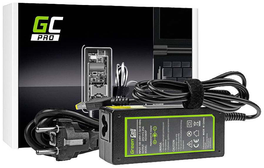 Ein schwarzes Laptop-Netzteil des Modells Green Cell Pro liegt vor der Verpackung. Es enthält verschiedene Kabel und Stecker.