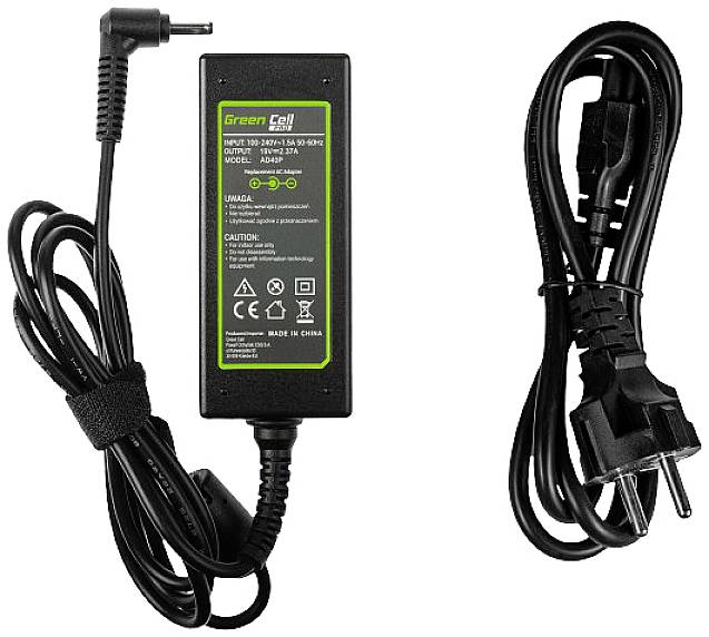 'Green Cell' Netzteil mit zwei Kabeln, eines mit Stecker, auf weißem Hintergrund. Produktdetails und Vorsichtshinweise aufgedruckt.