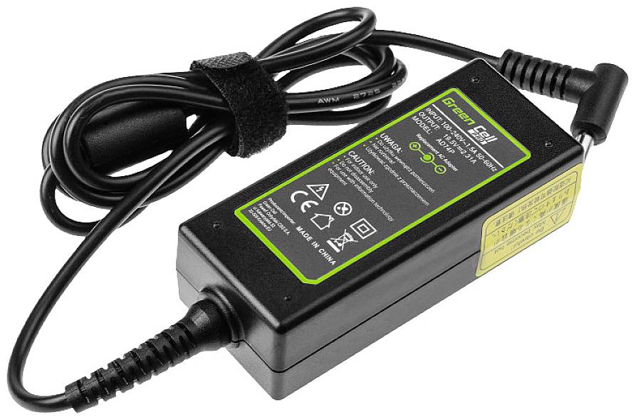 Versorgungsgerät mit Netzkabel, grünem Etikett mit technischen Details, wie Eingangsspannung und Sicherheitszeichen, für elektronische Geräte.