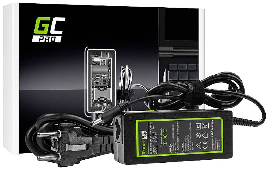 Ein Laptop-Ladegerät mit Netzkabeln vor einer Verpackung, die 'GC Pro' zeigt.