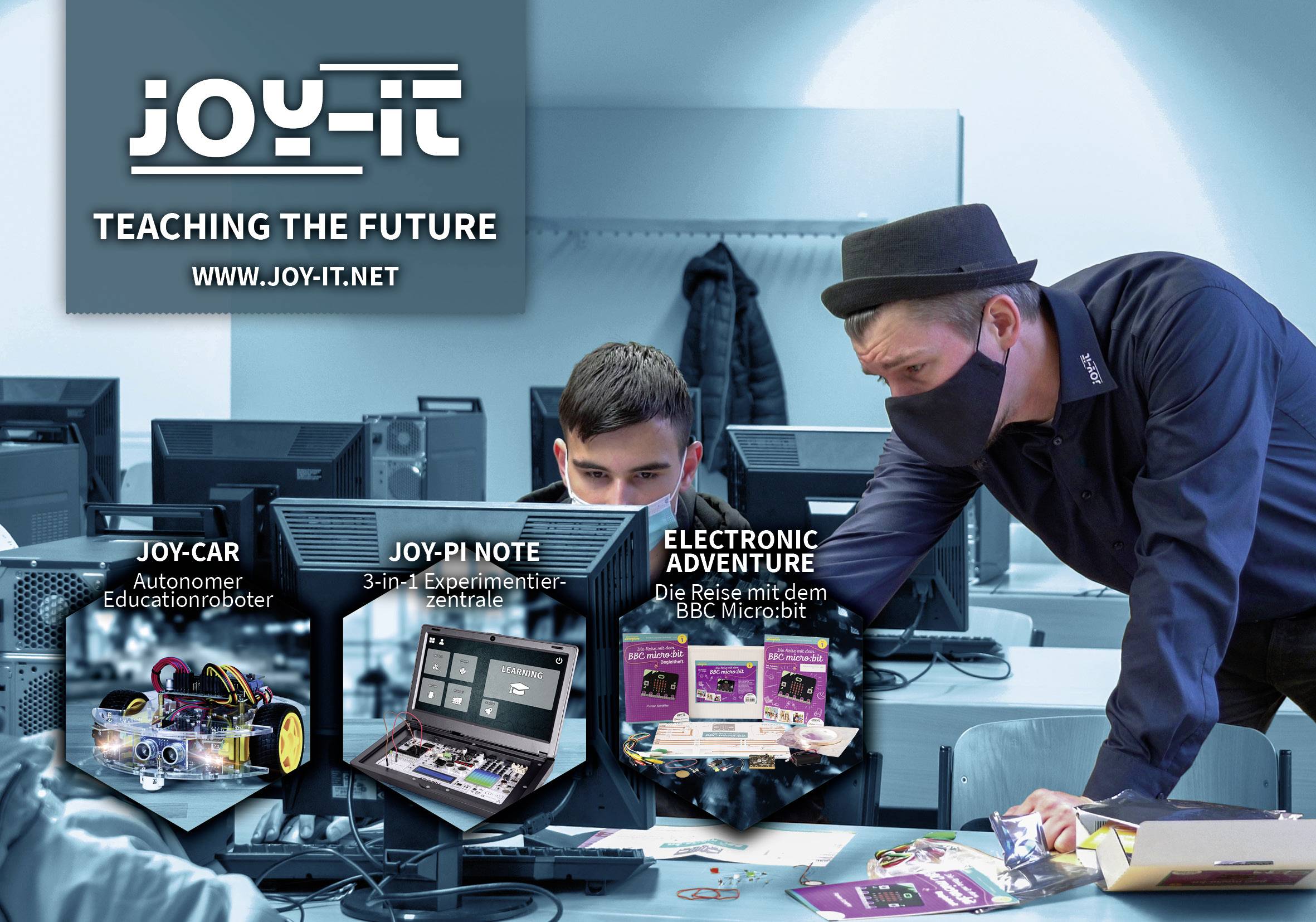 Zwei Personen arbeiten zusammen an einem Computer. Im Vordergrund sind drei Produkte abgebildet: JOY-Car, JOY-Pi Note und Electronic Adventure.