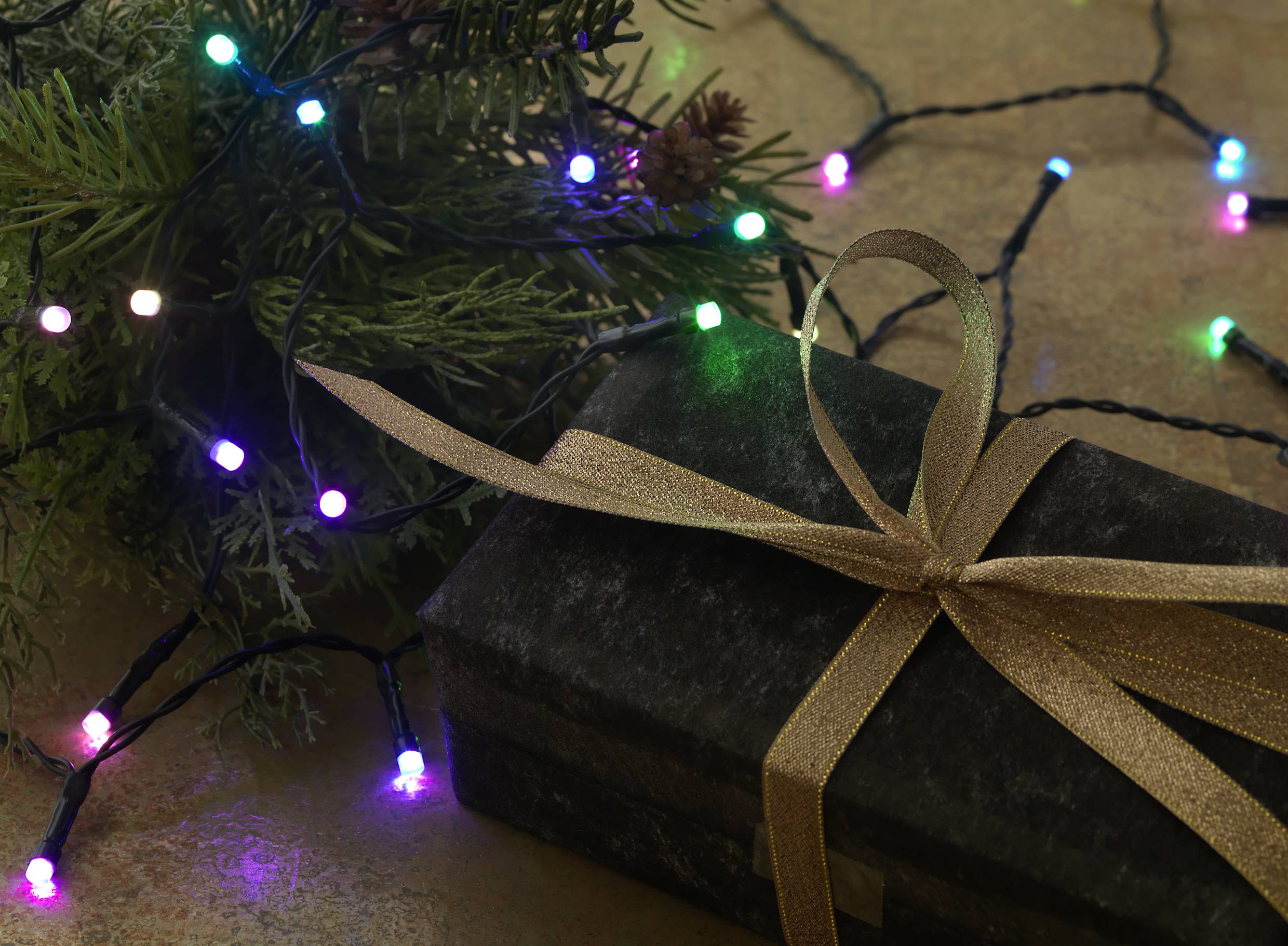 Sygonix SY-5136978 Büschellichterkette mit Appsteuerung Innen/Außen netzbetrieben Anzahl Leuchtmittel 120 LED RGB Beleuchtet