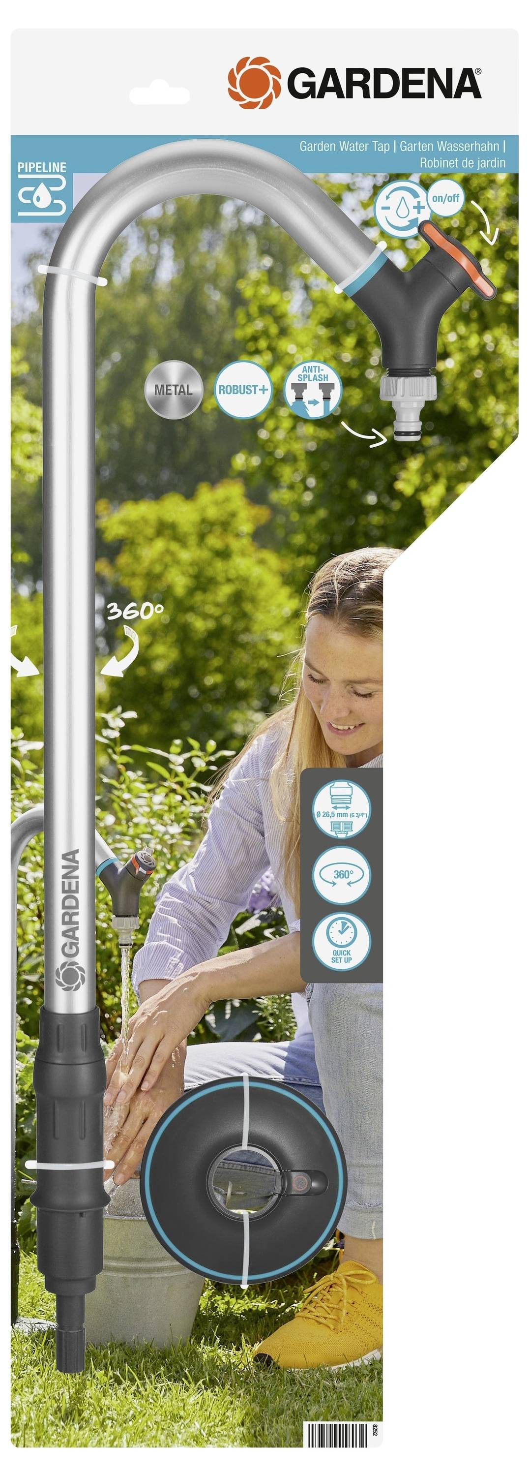 Eine Frau bewässert Pflanzen mit einem Gardena-Gartenwasserhahn, der einen um 360 Grad verstellbaren Globuskopf hat, wie auf der Verpackung dargestellt.