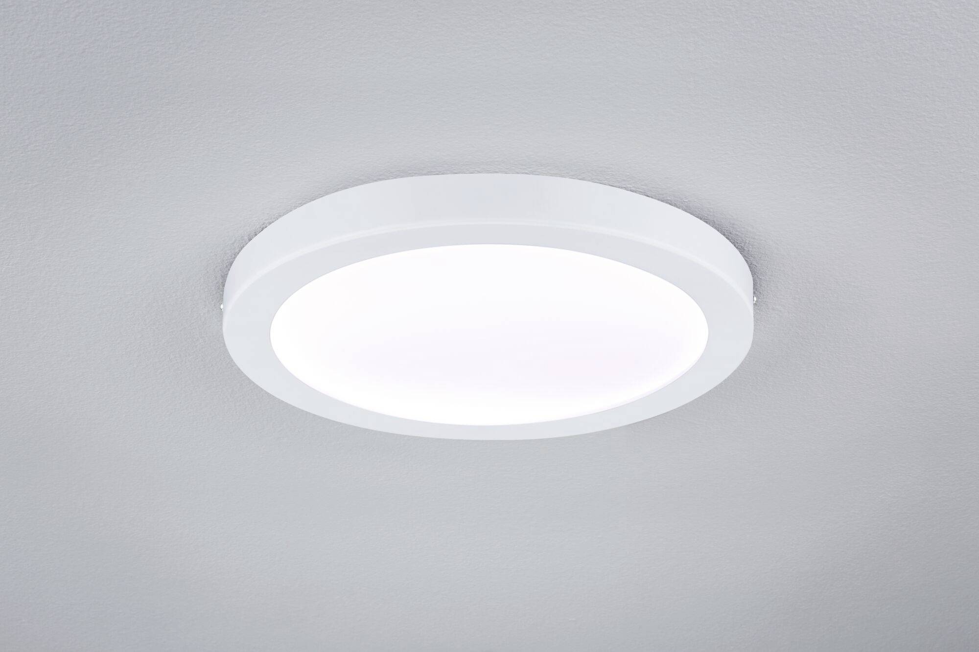 Runde, weiße Deckenleuchte mit modernem, flachem Design, strahlt gleichmäßiges, diffuses Licht ab.