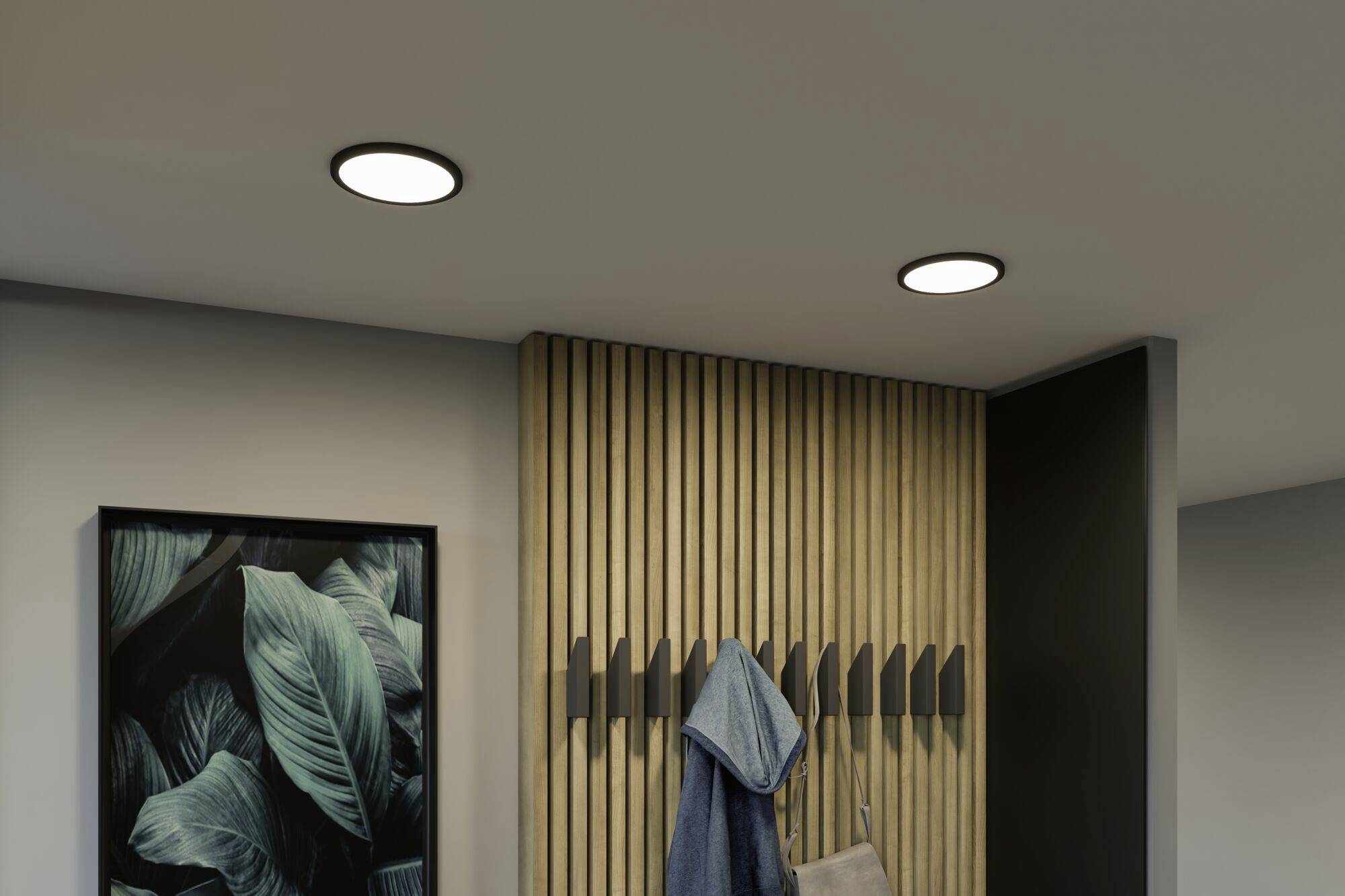 Ein beleuchteter Flur mit modernem Design: Holzpaneele mit Haken, eine Jacke hängt daran. An der Wand ein Bild mit Blattmotiv.