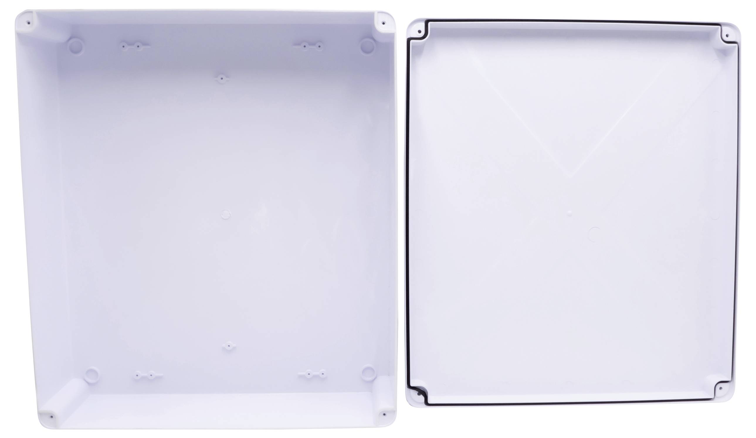 Ein rechteckiges, leeres Kunststoffgehäuse mit abgenommenem Deckel, dargestellt von oben. Ideal für elektronische Projekte.