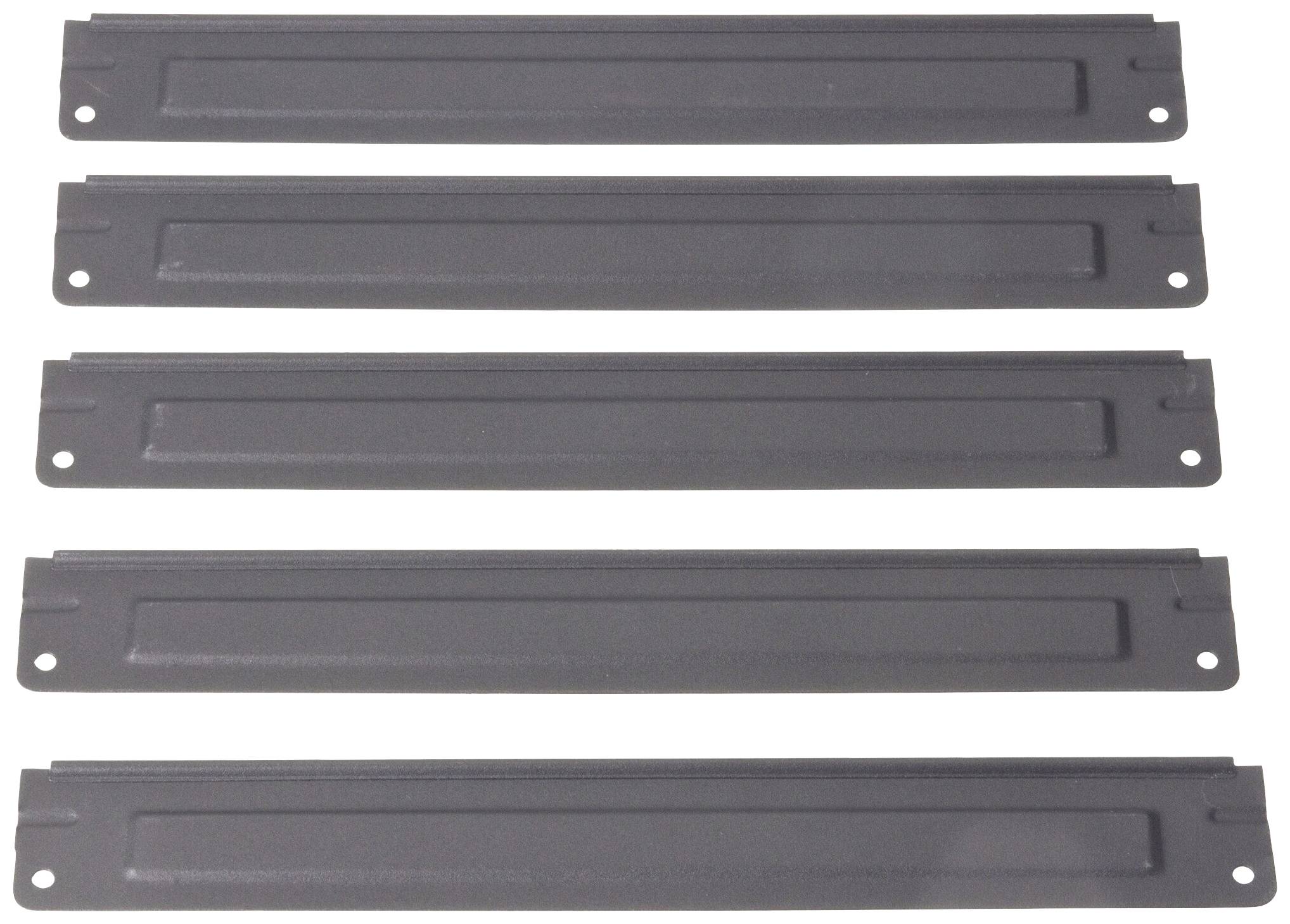 Vier schwarze Rackblenden in einer Reihe, die in einem Computerschrank oder Serverrack zur Abdeckung ungenutzter Schlitze verwendet werden.