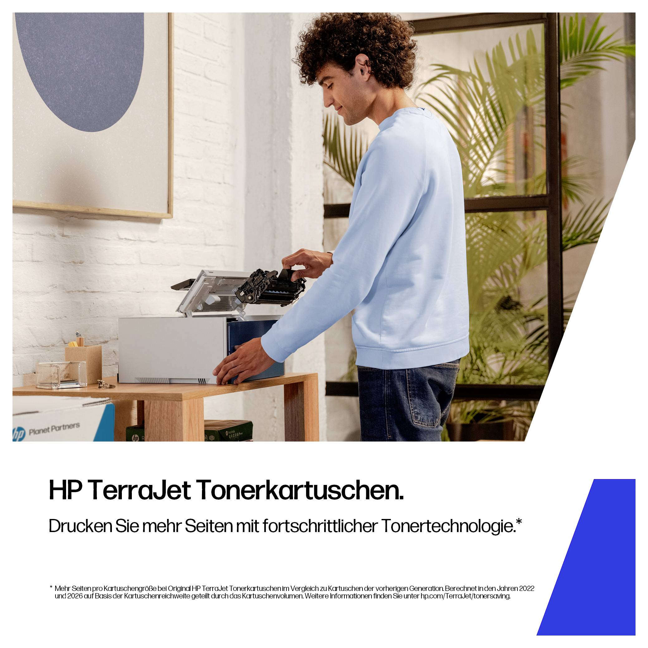 Mann setzt Tonerpatrone in HP-Drucker ein; Anzeigentext lautet „HP TerraJet Tonerkartuschen" und „Drucken Sie mehr Seiten mit fortschrittlicher Tonertechnologie."