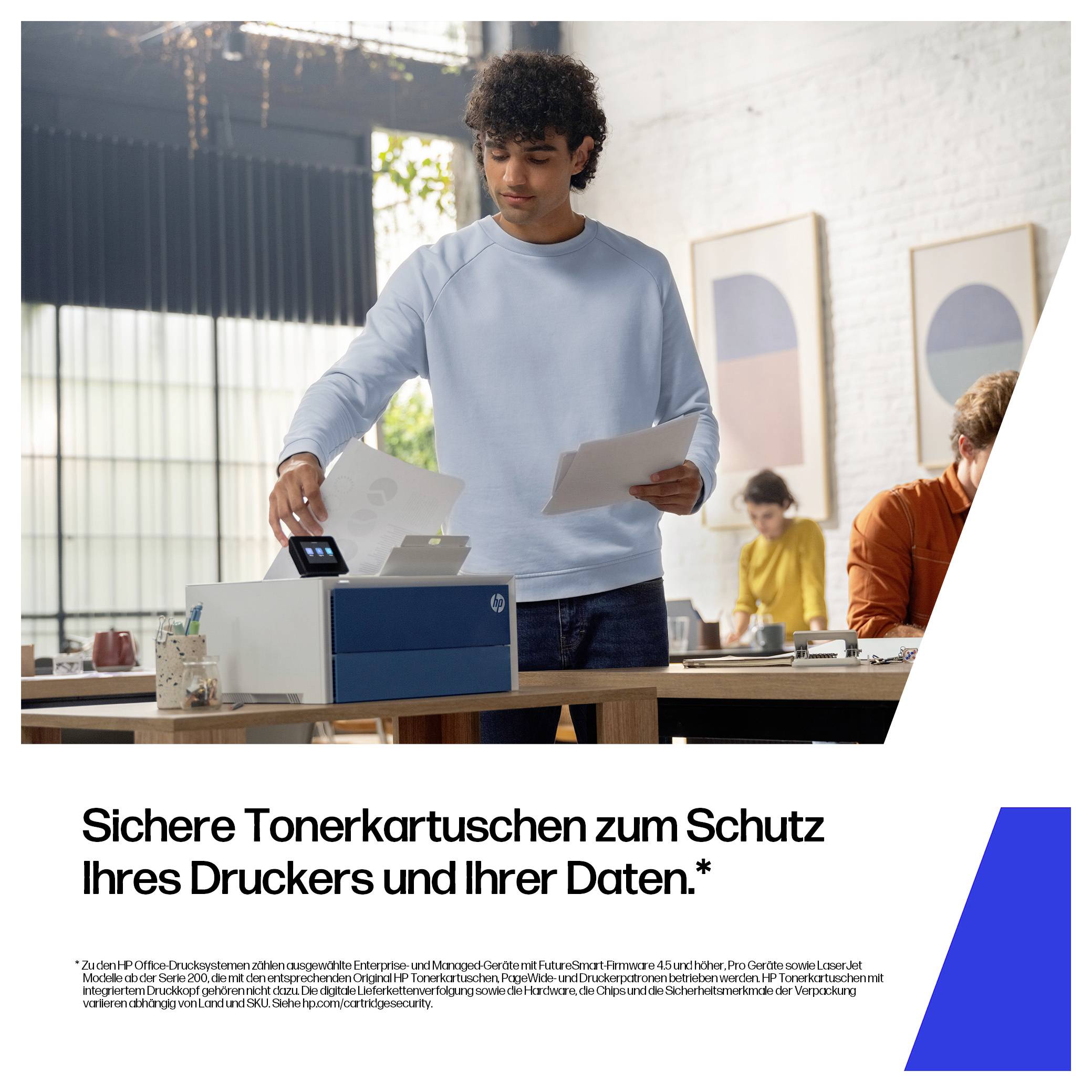 Ein Mann legt Papiere in einen Drucker mit deutschem Anzeigentext ein: „Sichere Tonerkartuschen zum Schutz Ihres Druckers und Ihrer Daten."
