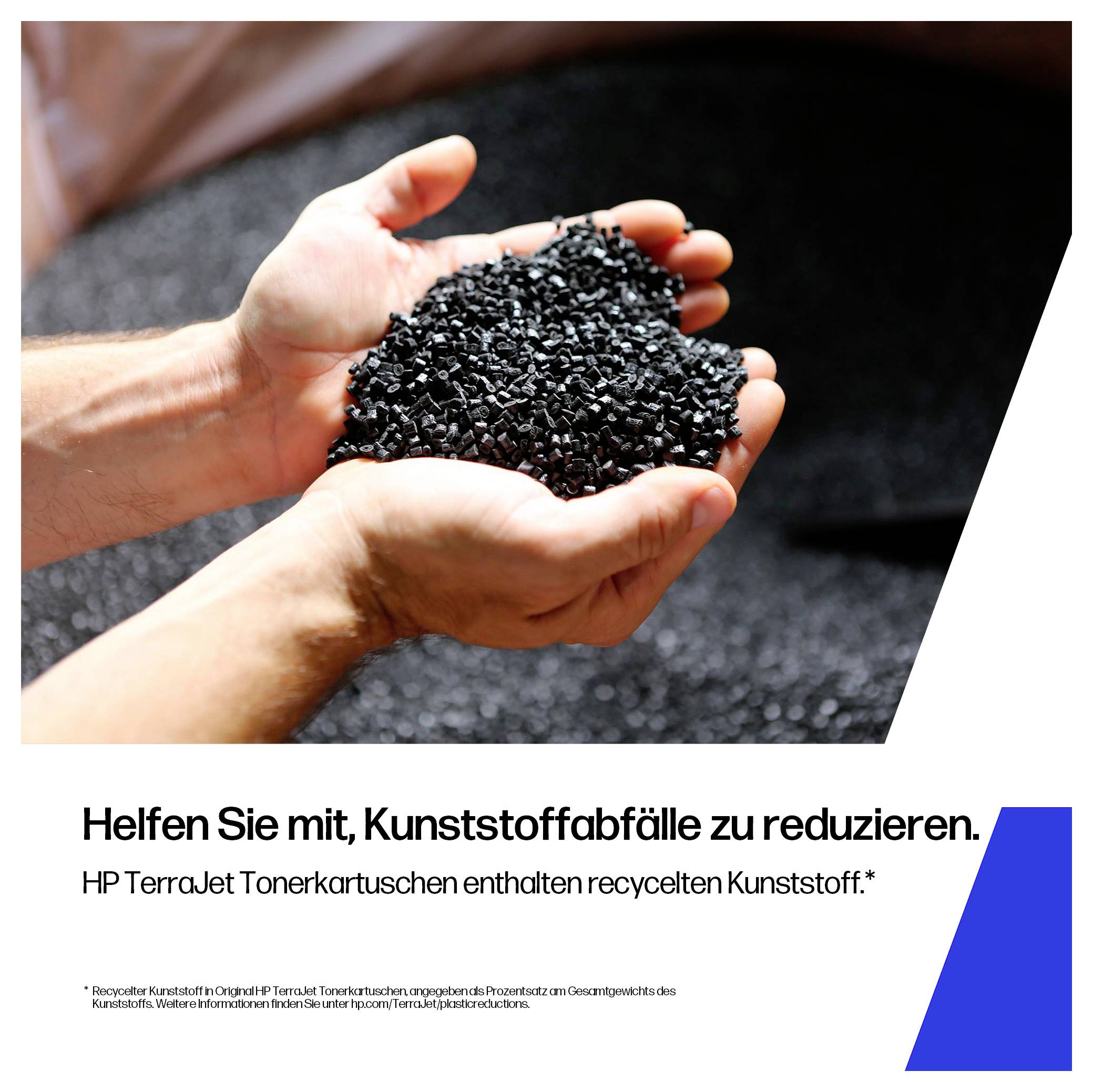 Hände halten schwarze Kunststoffpellets mit deutschem Werbetext: „Helfen Sie mit, Kunststoffabfälle zu reduzieren." – ein Werbespot für recycelten Kunststoff in HP TerraJet Tonerkartuschen.