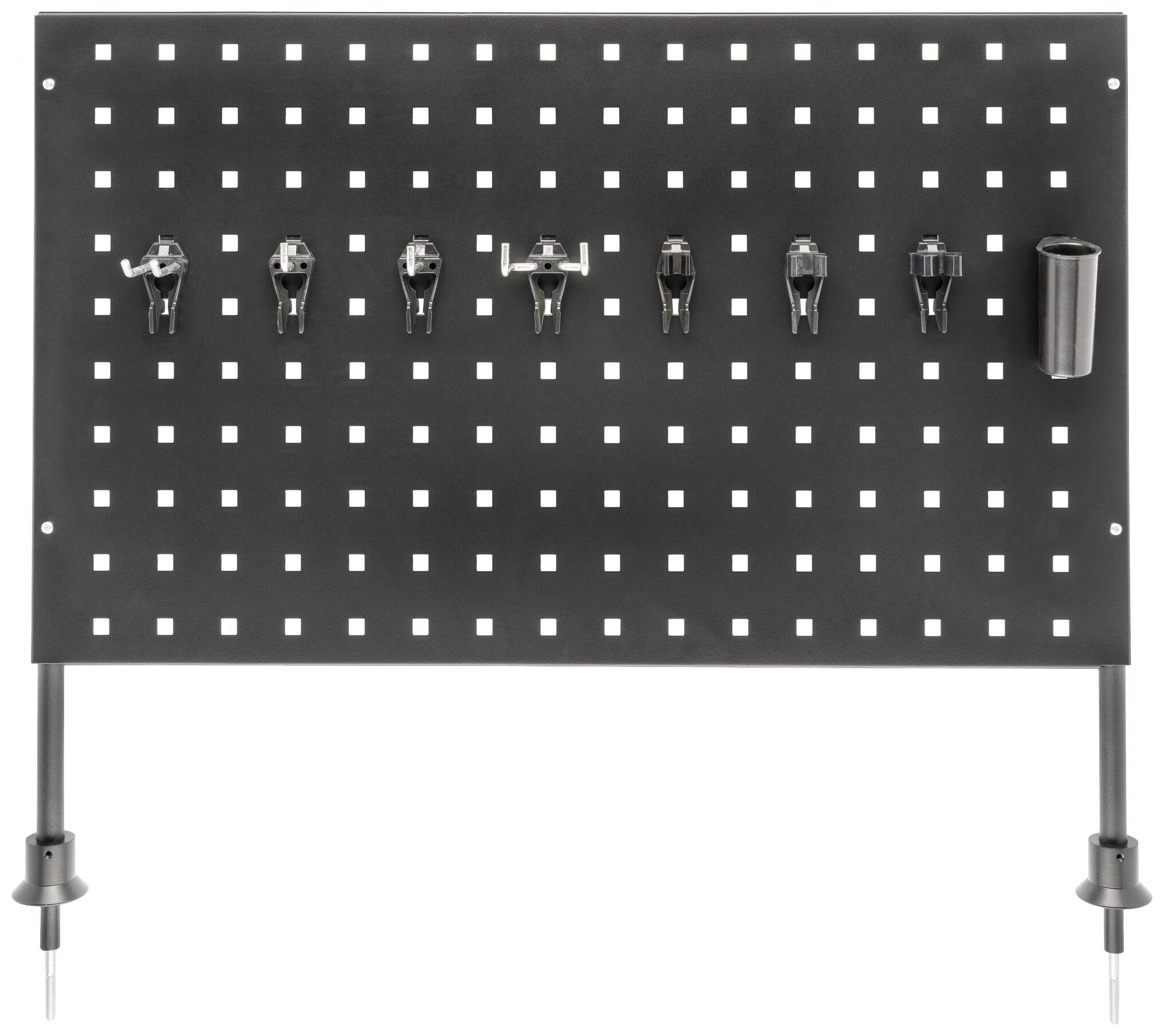 Schwarze Lochplatte mit sieben montierten Drehmoment-Schraubenschlüsseln, die horizontal angeordnet sind, und einem zylindrischen Halter rechts.
