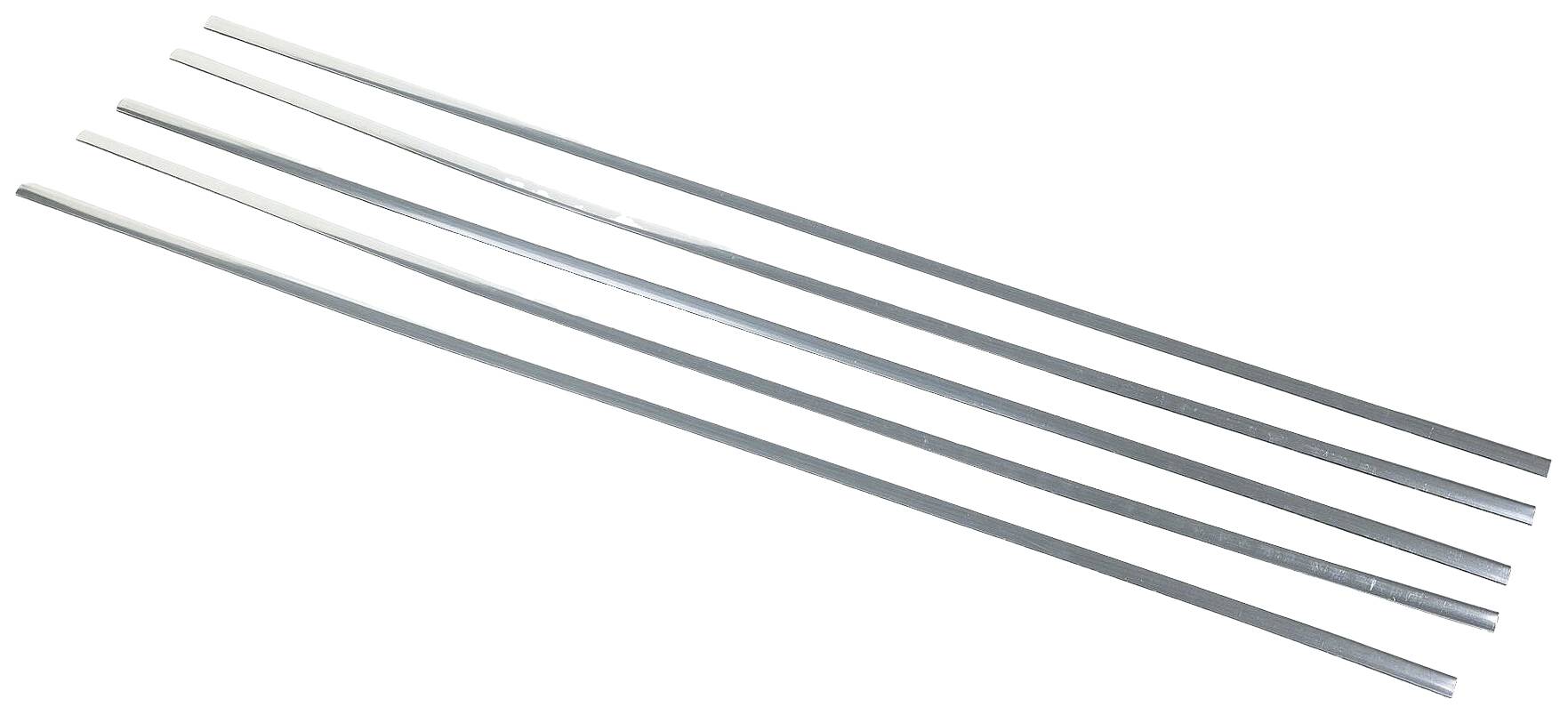 Fünf lange, schmale Metallstäbe liegen parallel zueinander auf weißem Hintergrund.