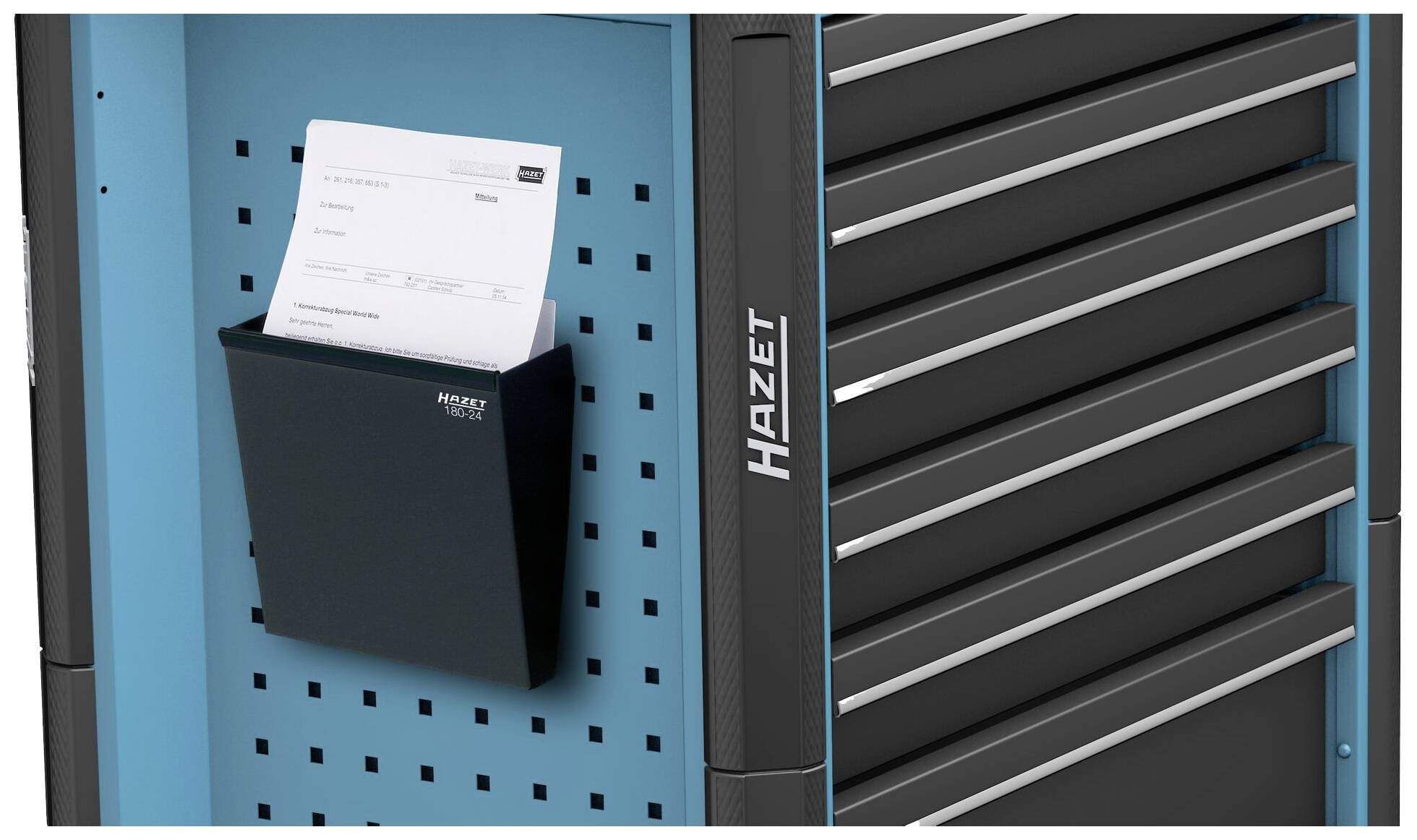 Werkzeugschrank in Blau mit schwarzem Dokumentenhalter an der Seite, markiert mit 'Hazet', hält ein Blatt Papier aufrecht.