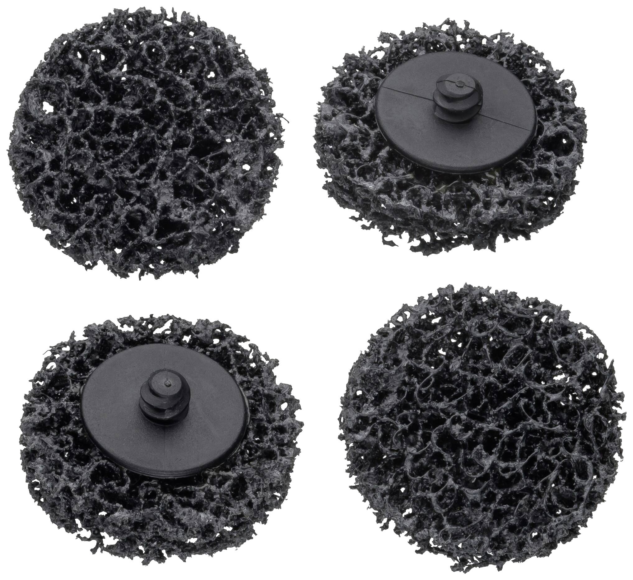 Vier schwarze Scheuerschwämme mit rauen, porösen Oberflächen und einer Kunststoffbefestigung in der Mitte, dargestellt in einer quadratischen Anordnung.