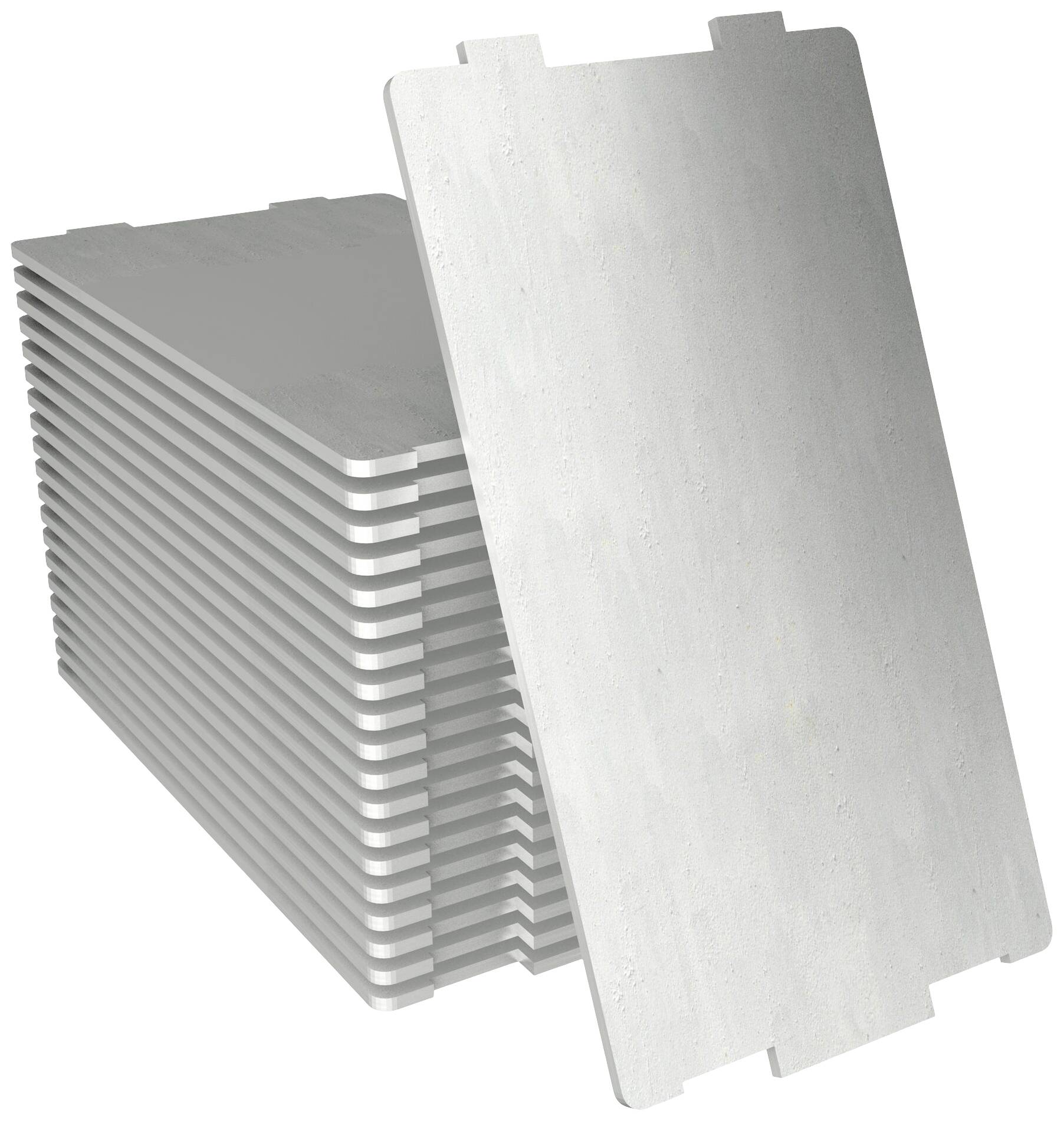 Gestapelte Aluminiumplatten, eine steht aufrecht davor. Sie dienen oft als Baumaterial oder für spezifische Bauanwendungen.