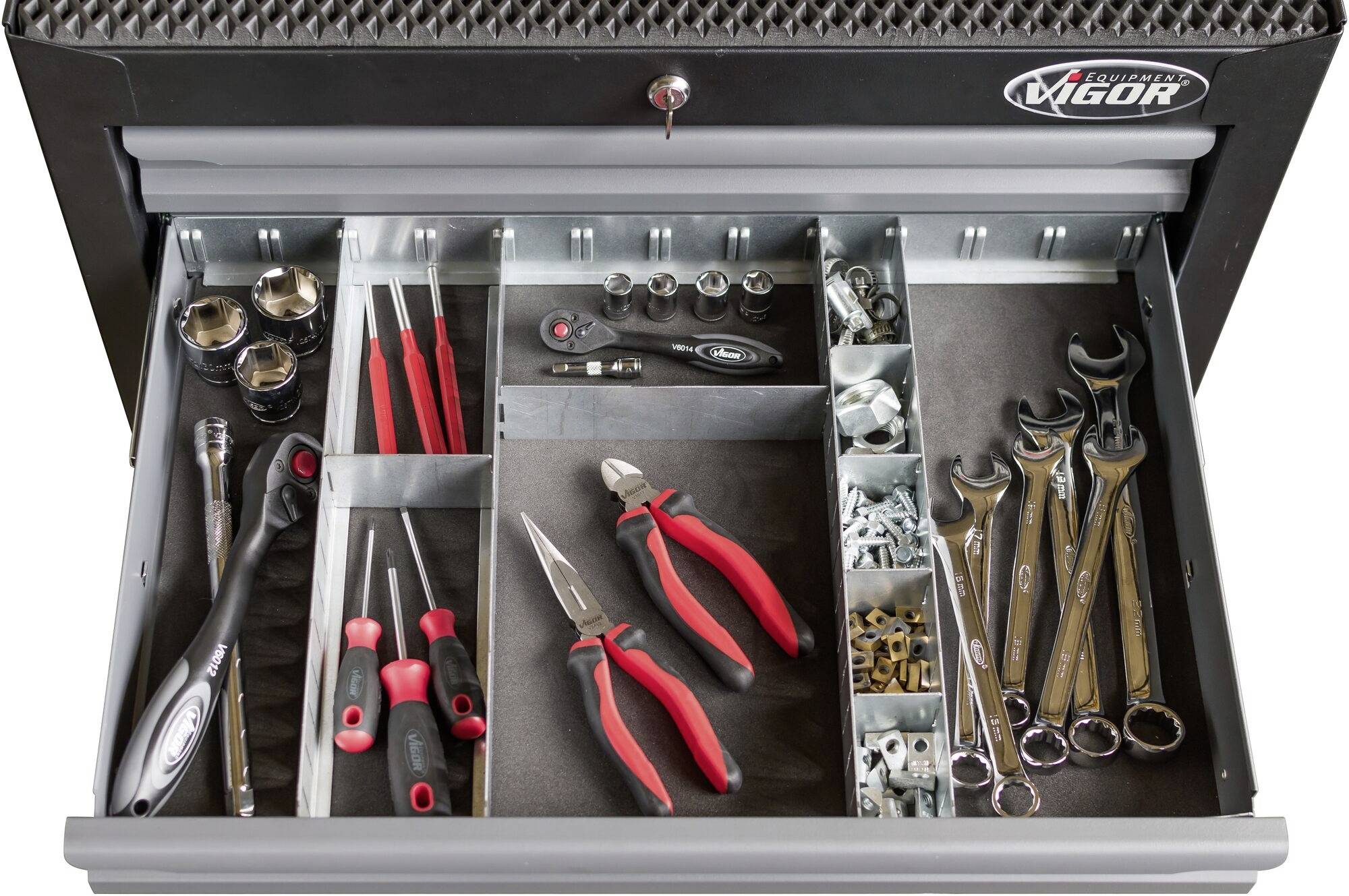 Ein geöffneter Werkzeugkasten zeigt geordnete Werkzeuge wie Schraubenschlüssel, Schraubendreher und Zangen.