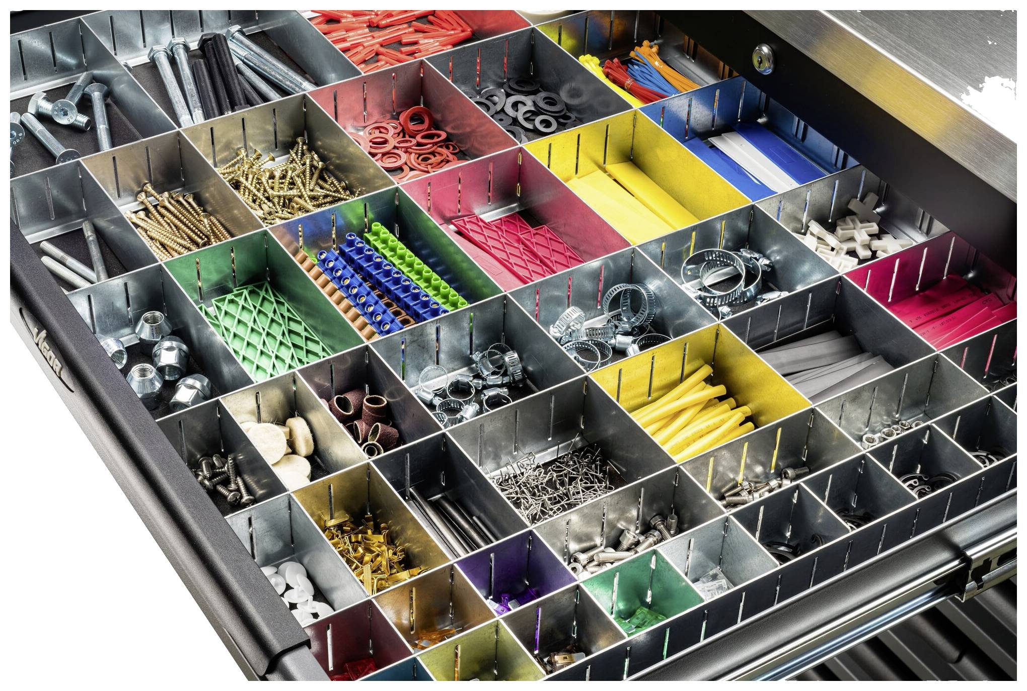 Eine Schublade mit zahlreichen Fächern, die mit verschiedenfarbigen Kabelbindern, Schrauben, Nägeln und anderen kleinen Befestigungselementen gefüllt ist.
