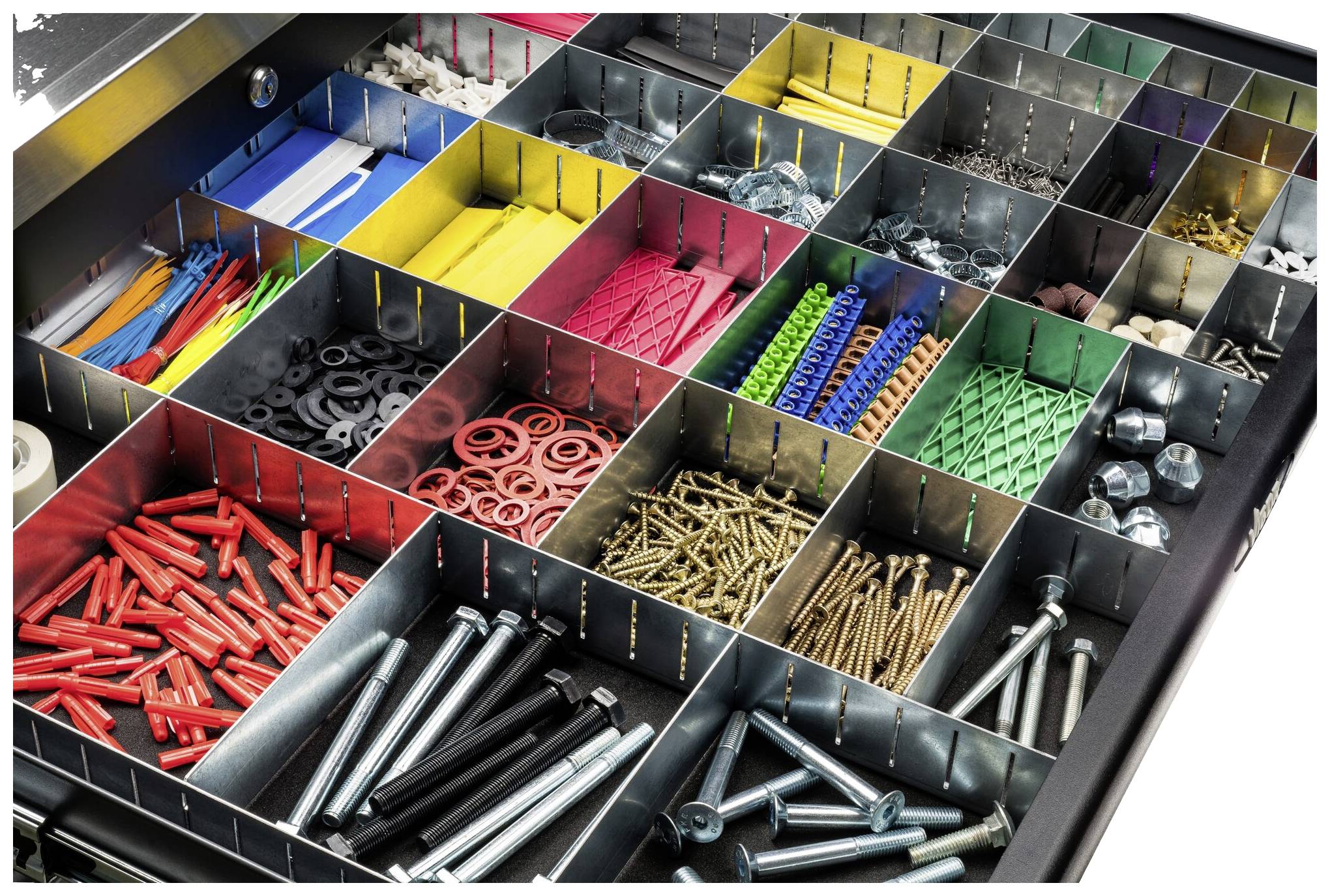 Ein geöffneter Schubladen-Organizer mit verschiedenen Fächern, die Schrauben, Muttern, Unterlegscheiben und Kabelbinder enthalten.