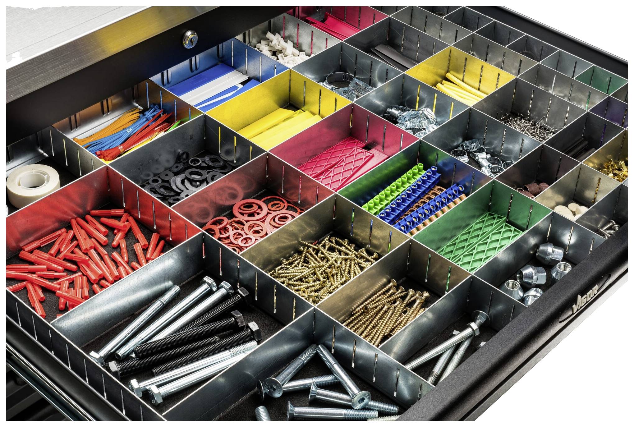 Ein geöffneter Schrank mit Fächern voller bunter Schrauben, Muttern, Unterlegscheiben und Kabeln, sortiert nach Art und Farbe.