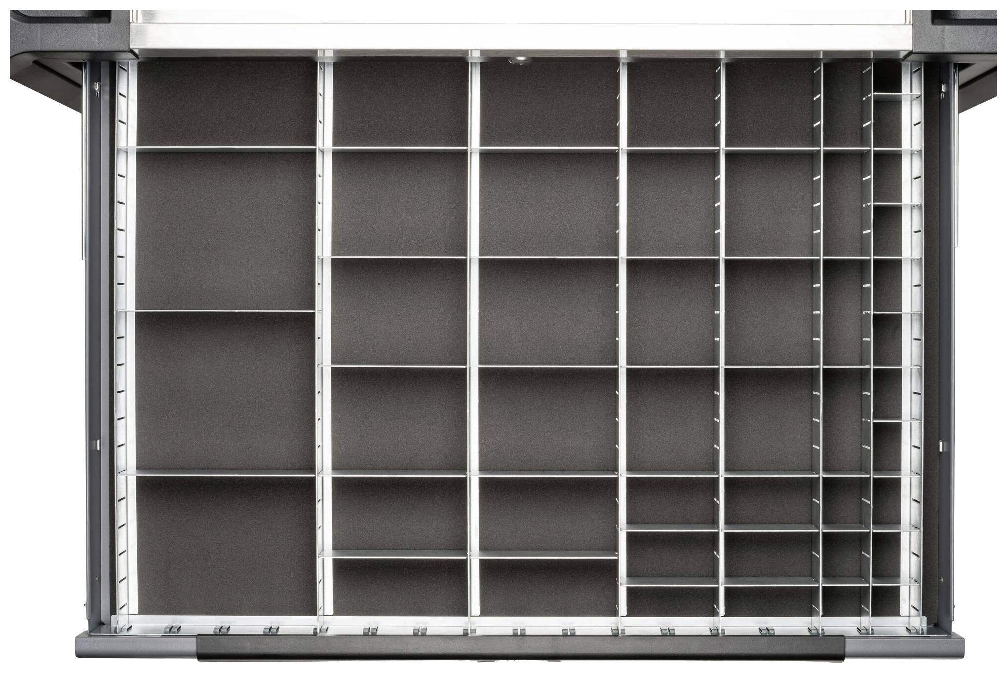 Ein leerer Aktenschrank mit mehreren offenen Fächern und Regalbrettern, die zur Aufbewahrung von Dokumenten oder Akten dienen.