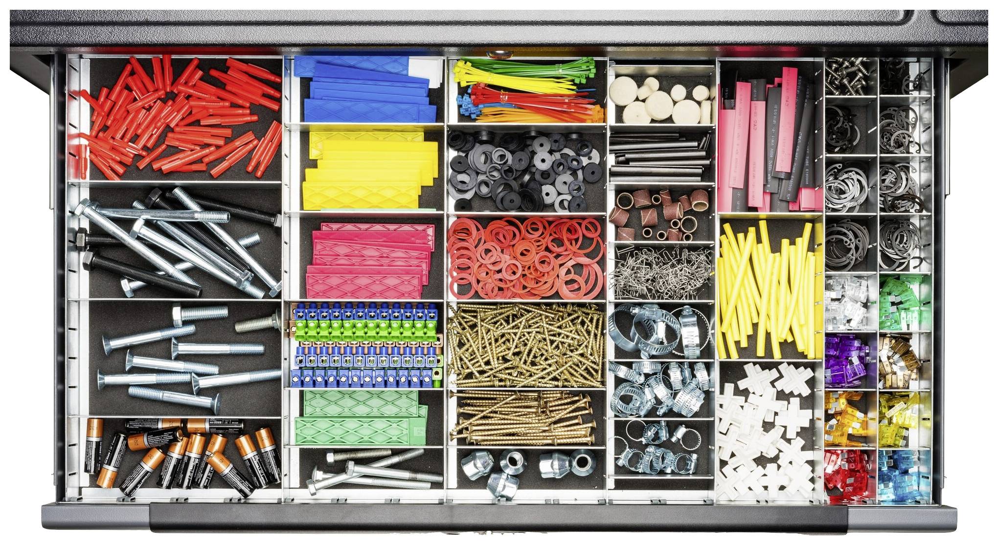 Organisierte Schubladenbox mit verschiedenen Schrauben, Dübeln, Gummibändern und Kleinwerkzeugen in separaten Fächern.