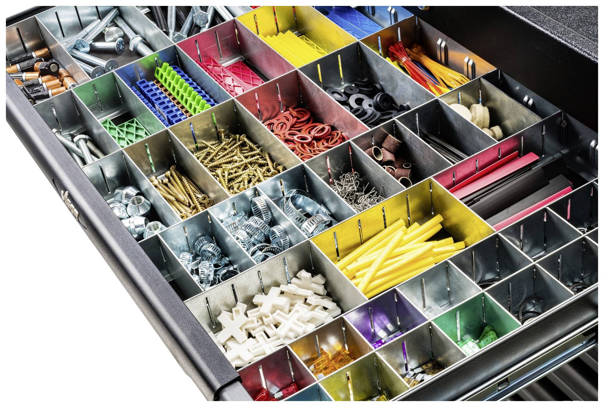 Offene Schublade mit sortierten Kleinteilen: Nägel, Schrauben, Dübel und Kabel. Bunte, abgeteilte Kästchen für übersichtliche Aufbewahrung.