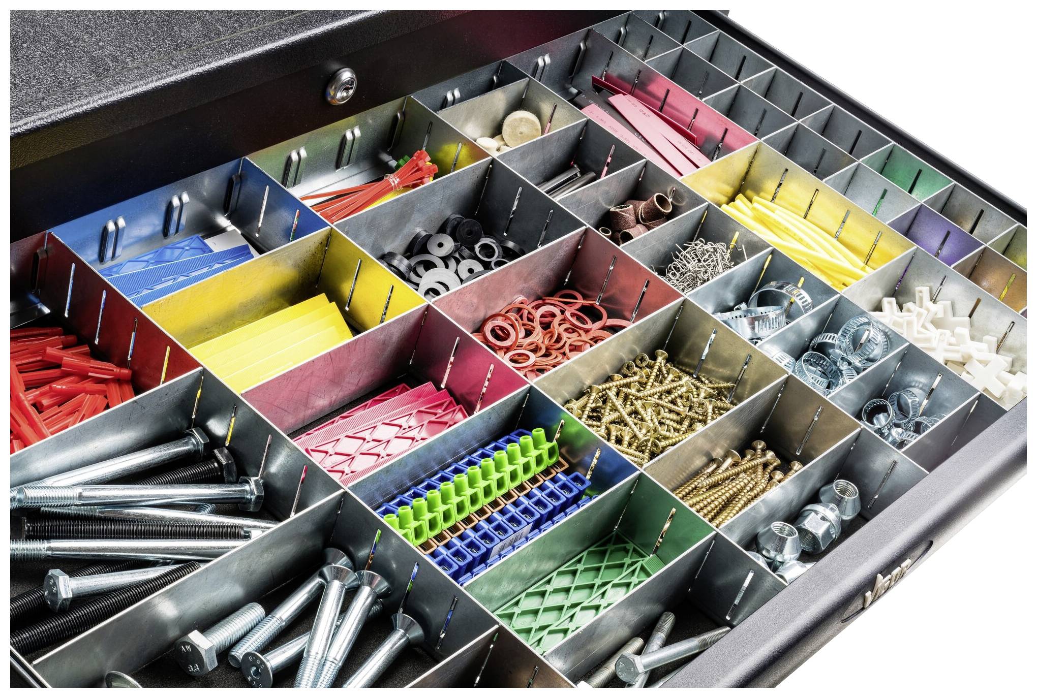 Sortierte Schublade mit Schrauben, Nägeln, Dübeln und anderen Befestigungsmaterialien in verschiedenen Fächern.