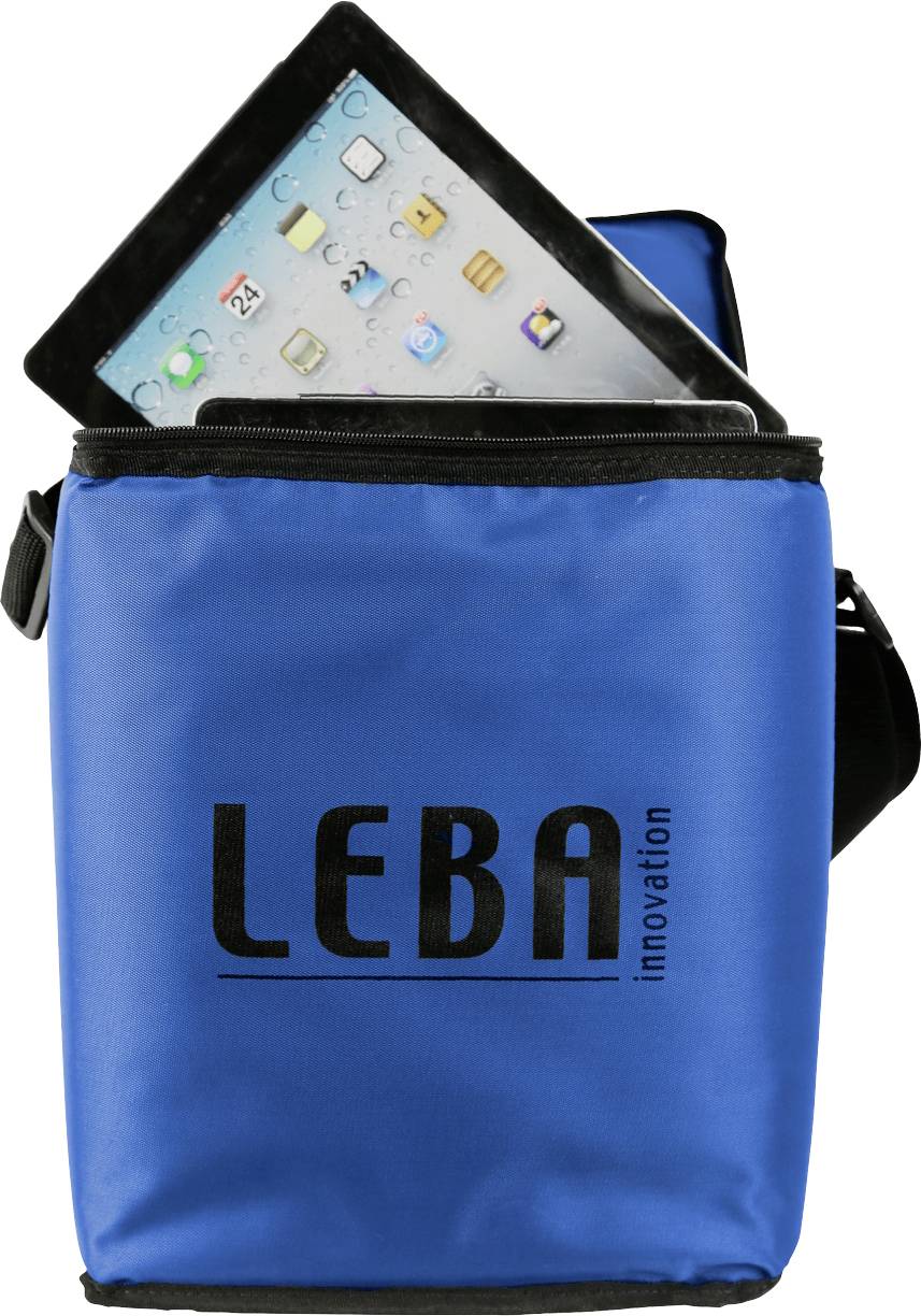 Blaue Tasche mit schwarzem Schriftzug 'LEBA', darin ein Tablet mit sichtbarem Display.