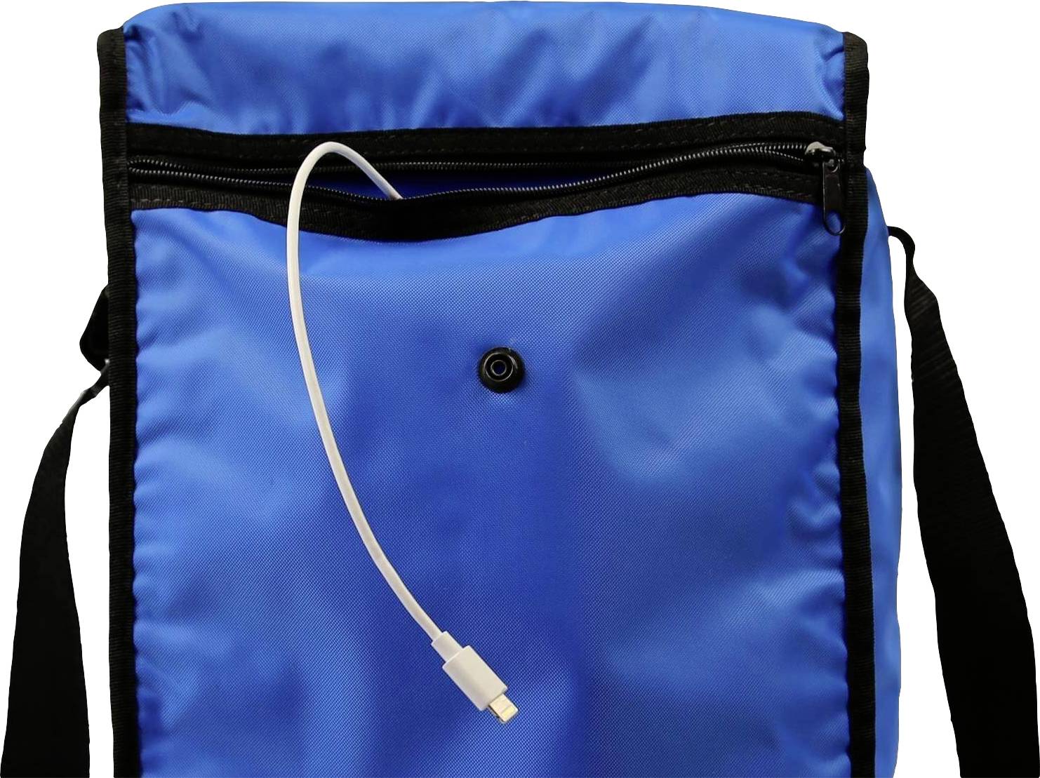 Eine blaue Tasche mit einem schwarzen Reißverschluss zeigt ein herausragendes weißes USB-Kabel aus der Fronttasche.