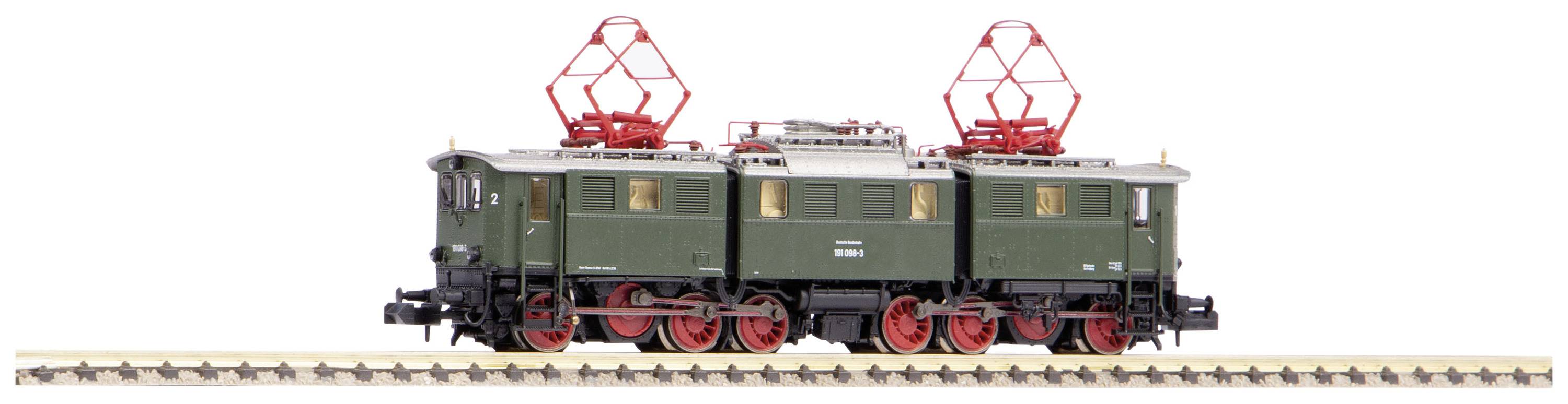 Ein grüner Modellzug mit roten Rädern und Stromabnehmern steht auf einem Gleis.