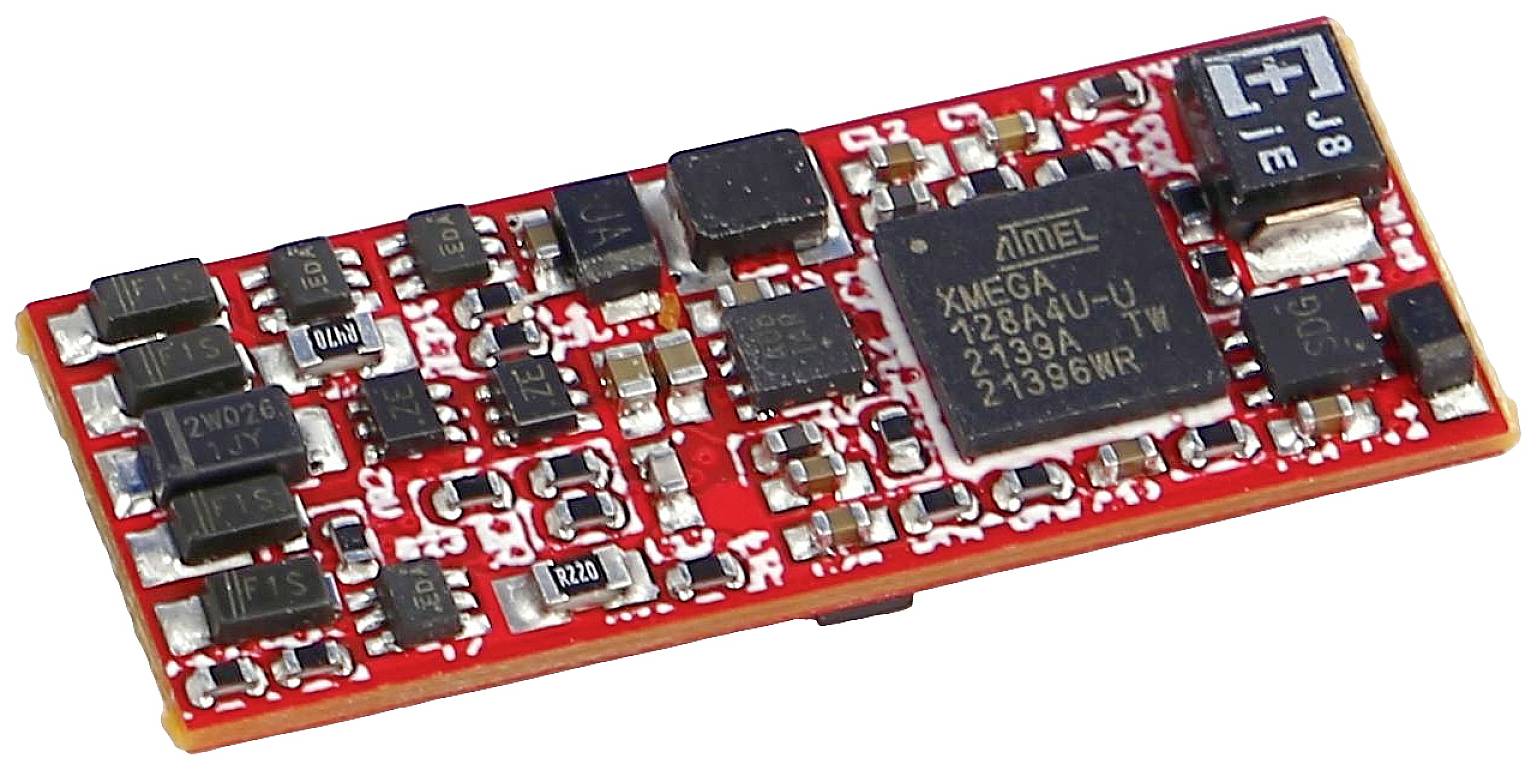 Rote Leiterplatte mit mehreren Mikrocontrollern und elektronischen Bauteilen, geeignet für Embedded-Systeme oder Technikprojekte.