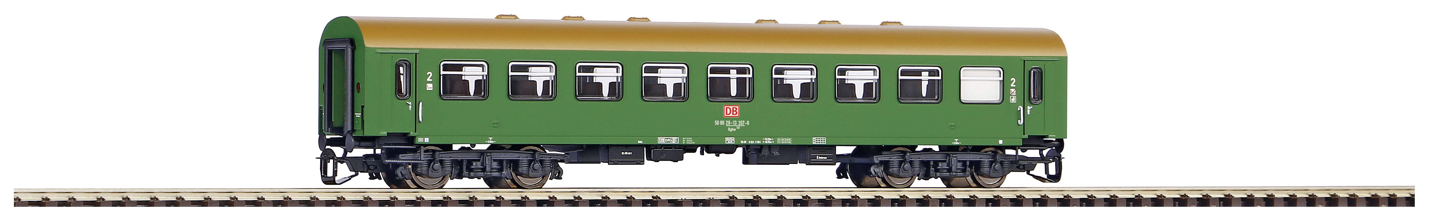 Ein grüner Personenwaggon mit braunem Dach auf Bahngleisen, seitliche Fenster, stilisierte Darstellung eines Reisezugwagens.