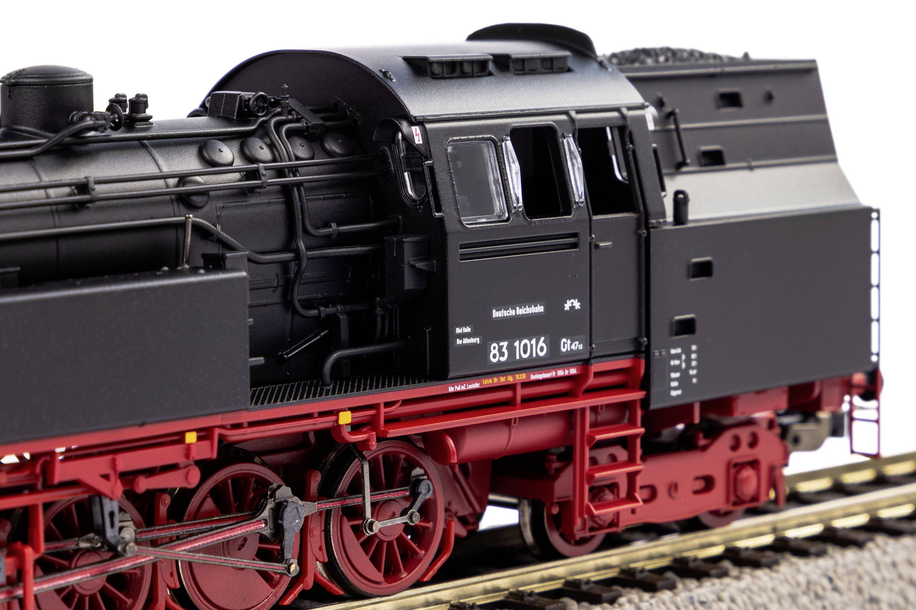 Ein Modell einer schwarzen Dampflok mit roten Rädern und Details, auf Gleisen. Loknummer '83 1016'.
