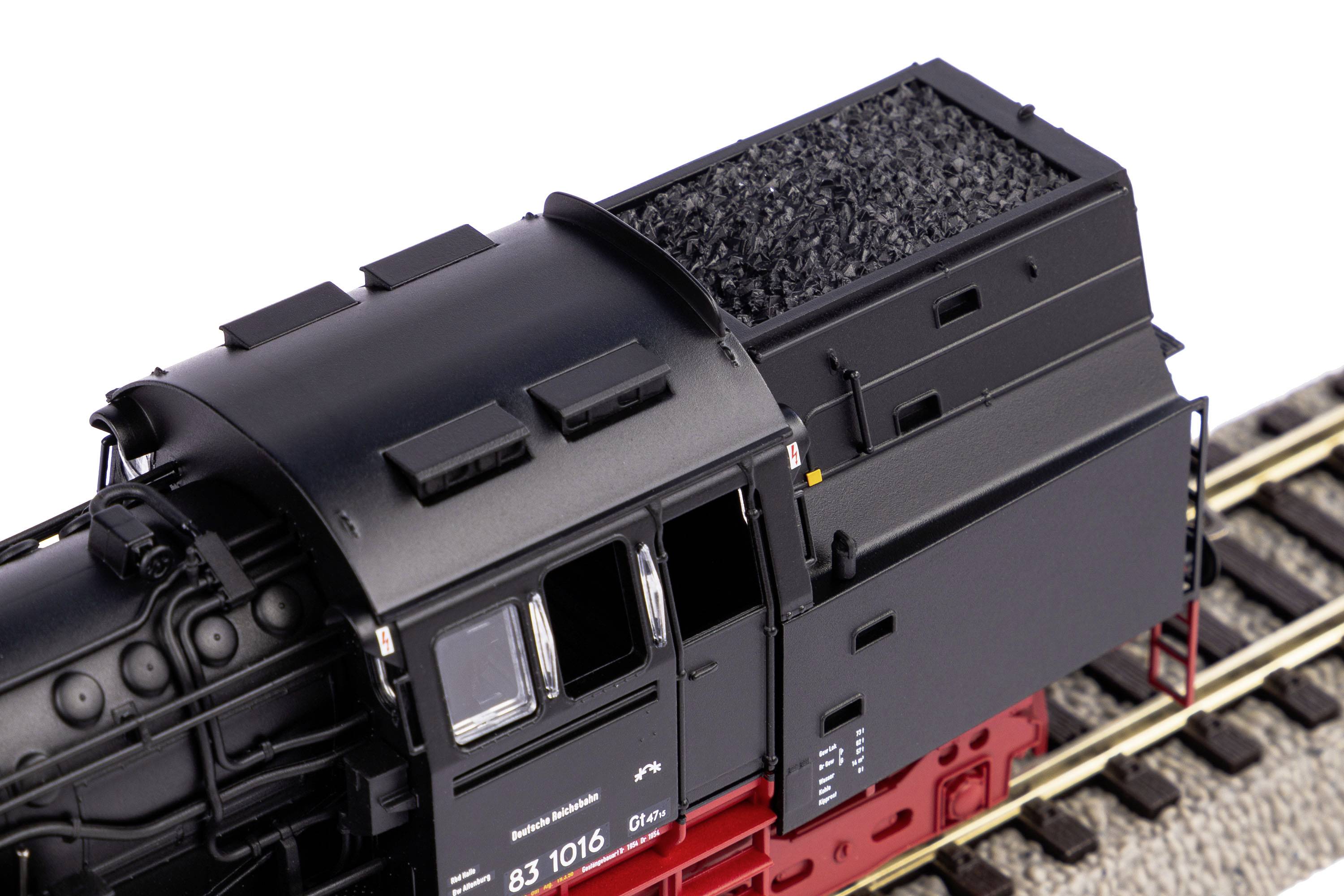 Spielzeug-Modell eines schwarzen Dampflok-Tenders auf Gleis, mit realistischer Kohlenladung und detailreichen Bauteilen.