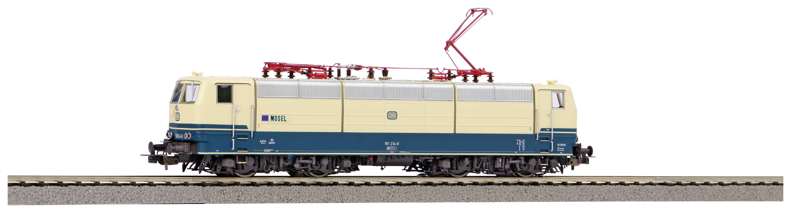 Ein Modell einer zweifarbigen Lokomotive fährt auf einem Gleis. Die Lokomotive ist beige und blau mit einem roten Stromabnehmer.
