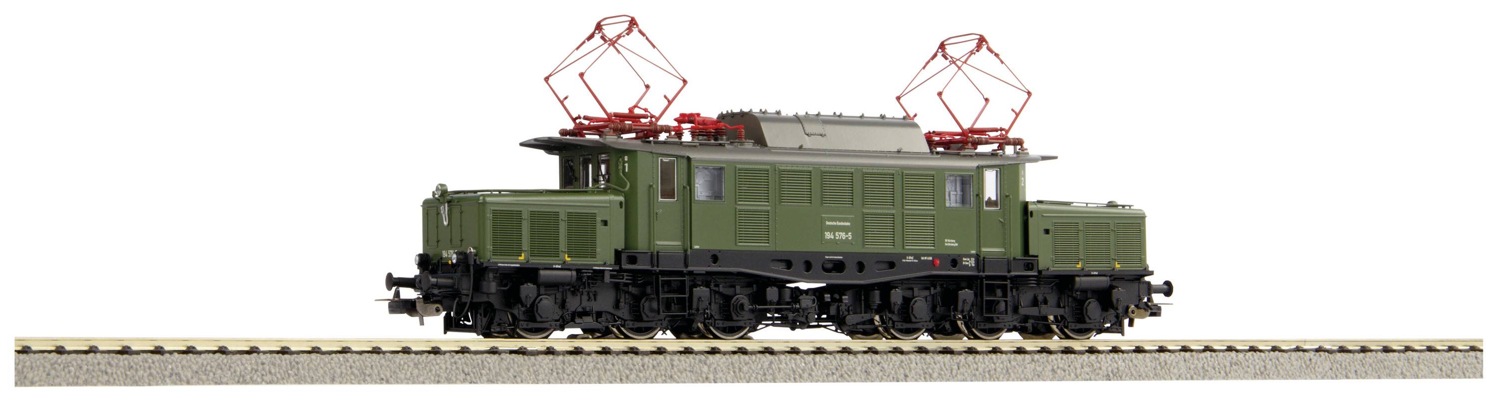 Ein grünes Modell-Elektrolokomotive steht auf einem Gleis. Sie hat zwei rote Stromabnehmer oben und zeigt detaillierte Nachbildung.