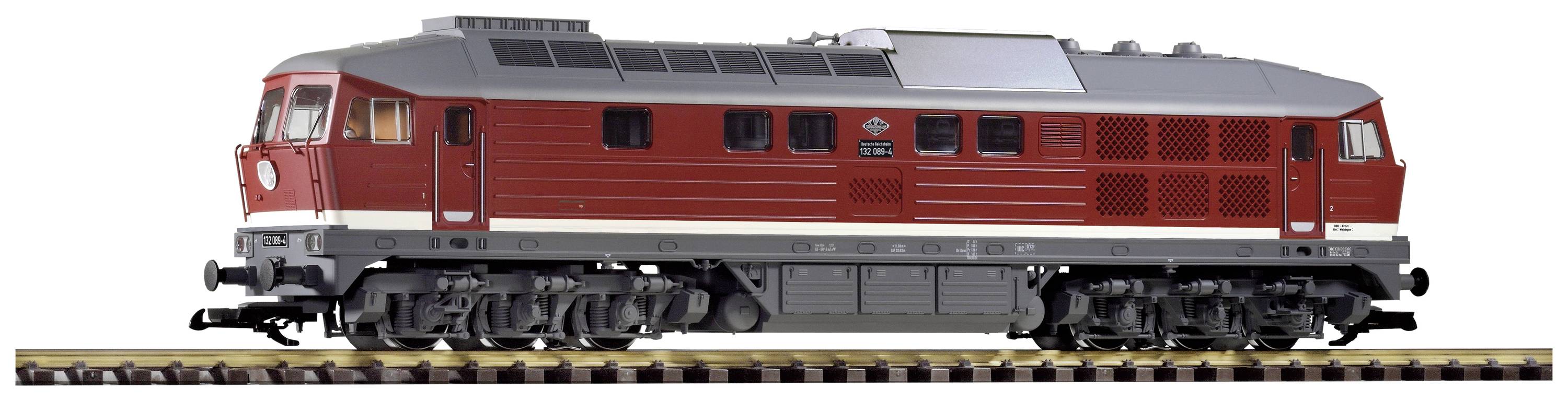 Eine rote Modelllokomotive mit grauem Dach steht auf einem Gleis. Sie ist detailgetreu gestaltet und repräsentiert einen Zug im Maßstab.