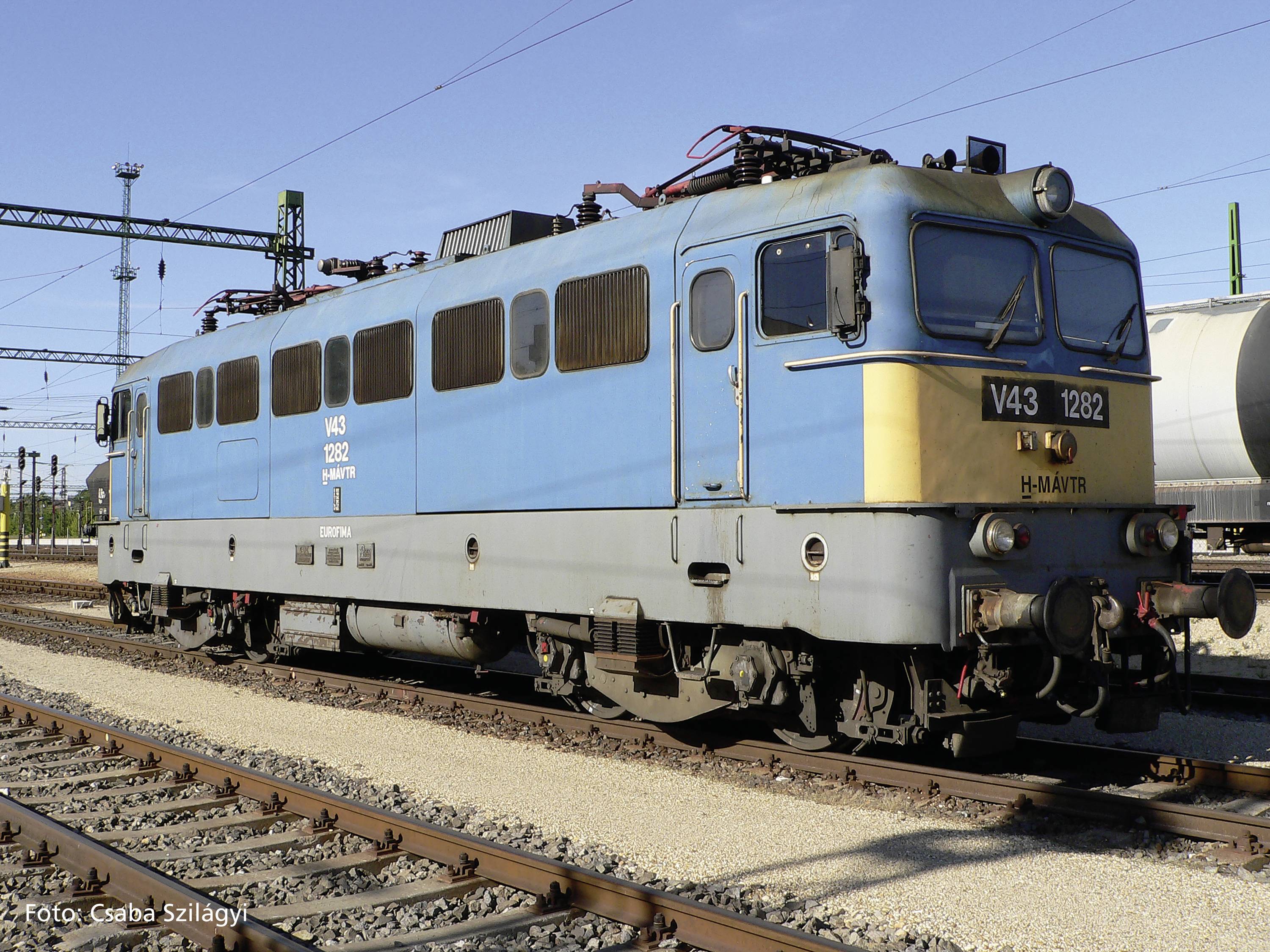Eine blaue Lokomotive der Serie V43 steht auf einem Bahnhofsgleis. Sie hat die Beschriftung 'V43 1282' auf der Vorderseite.