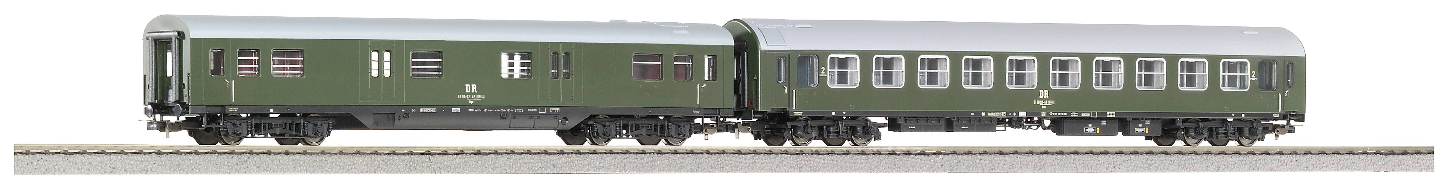 Zwei grüne Modelleisenbahnwaggons auf einem Gleis, mit silbernen Dächern und detaillierten Fenstern.