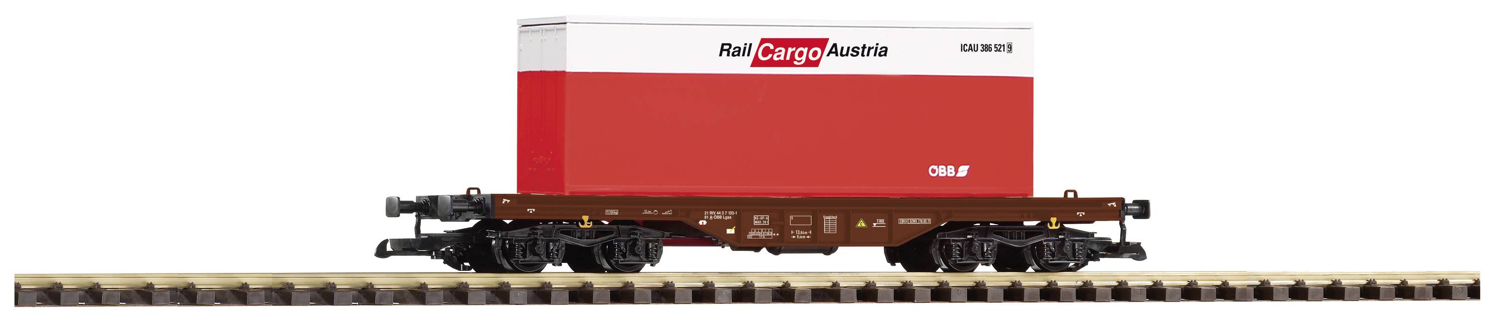 Ein Güterwaggon mit einem großen Container der 'Rail Cargo Austria' auf Schienen.