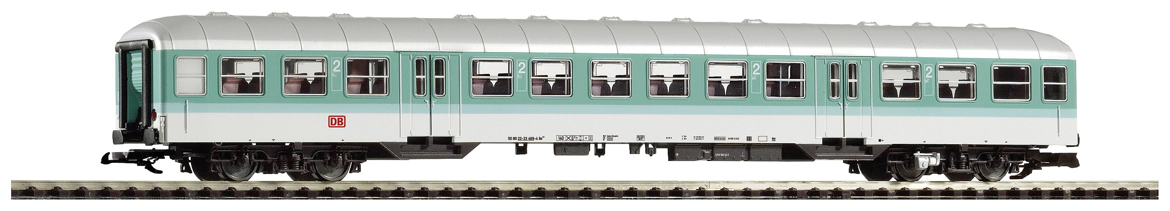 Ein grüner Reisezugwagen auf Schienen. Der Wagen ist mit Fenstern und Sitzplätzen ausgestattet und zeigt ein Zugdekor auf der Seite.