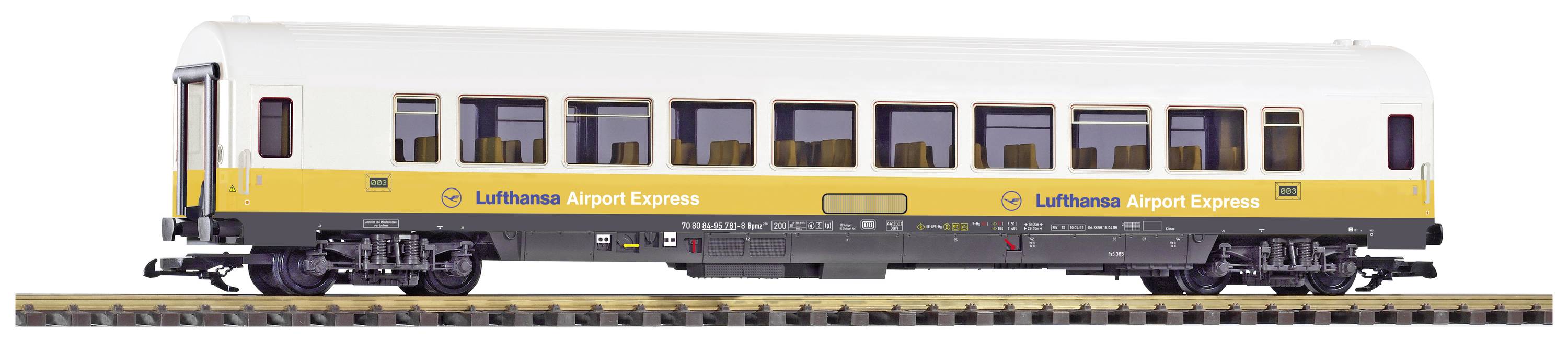 Ein gelber und weißer Zugwaggon der 'Lufthansa Airport Express'. Seitenansicht auf einem Stück Schiene.