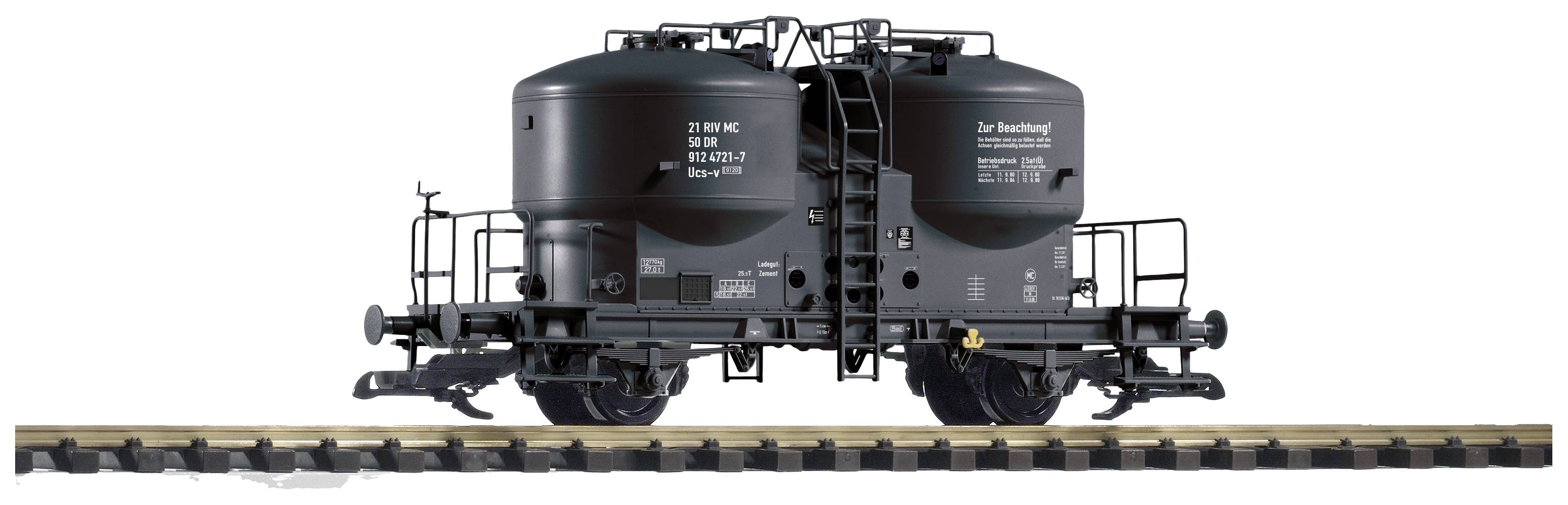 Ein schwarzer Kesselwagen auf Schienen, mit Beschriftungen und Logos auf den Tanks, stellt einen Transportwagen für Flüssigkeiten dar.