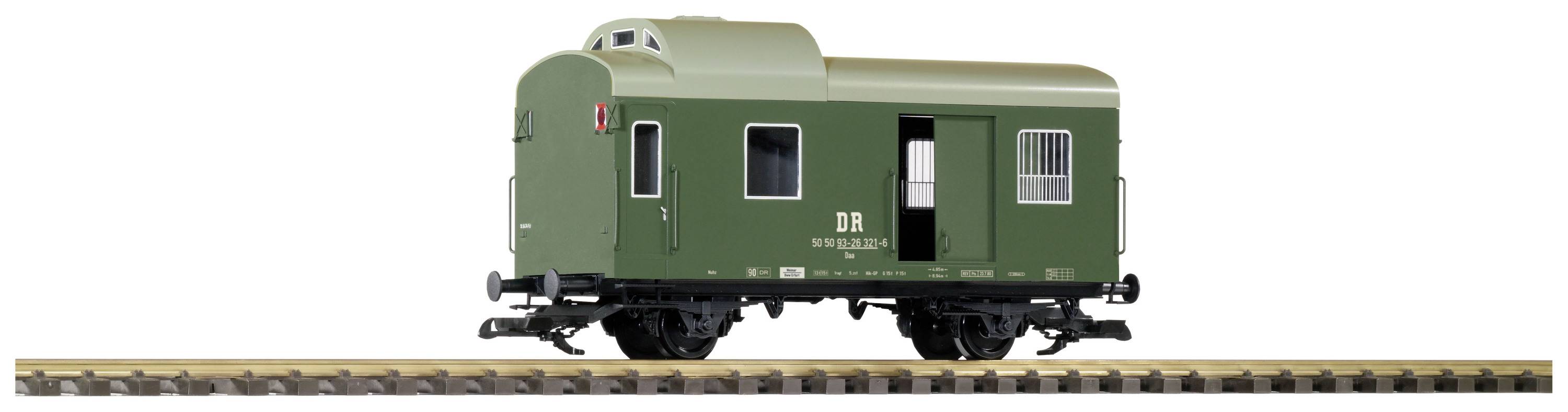 Ein grüner Modellzugwagen der Deutschen Reichsbahn auf einem Gleis. Der Wagen hat ein flaches Dach und seitliche Fenster.